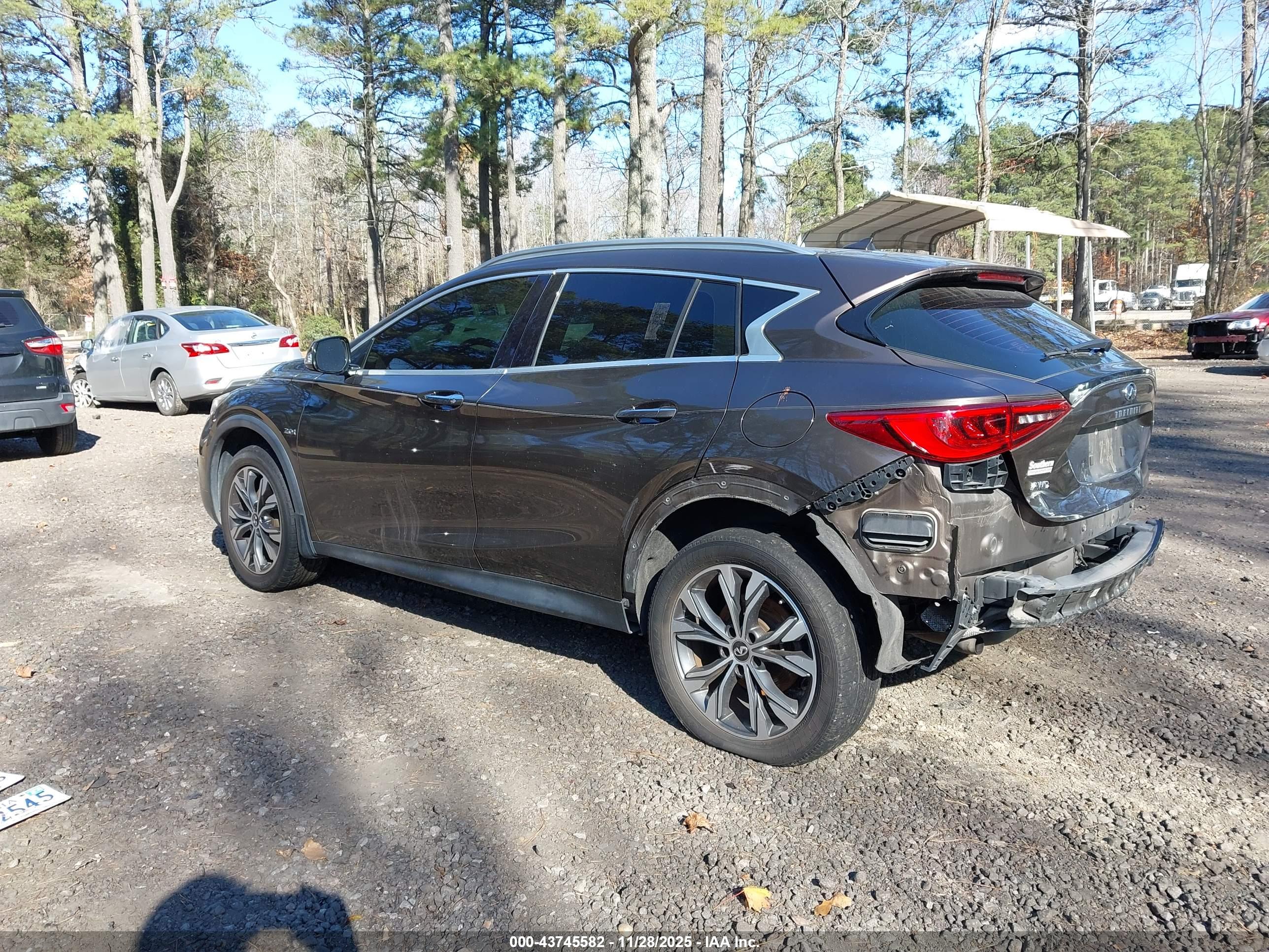 INFINITI QX30 image 3