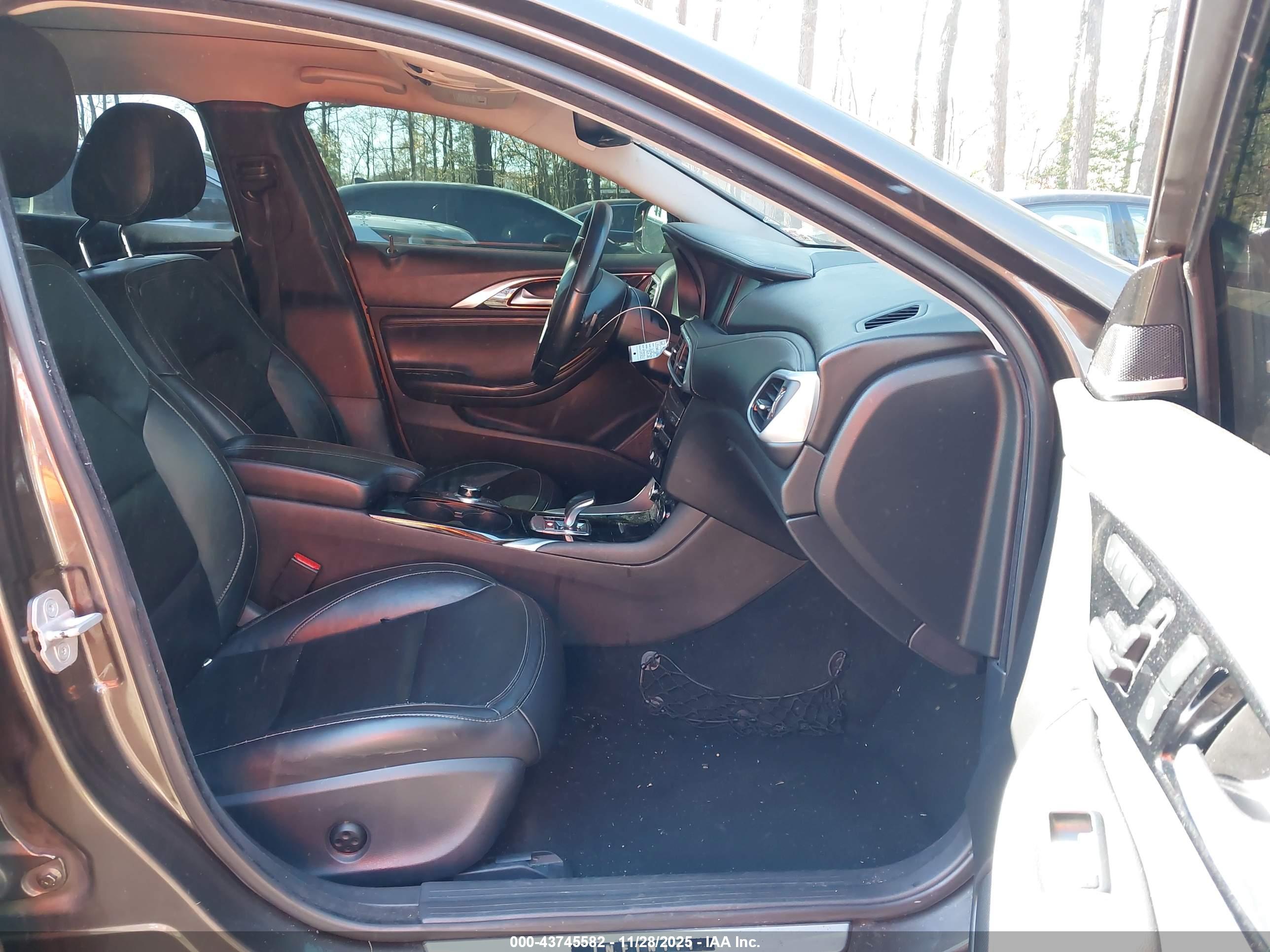 INFINITI QX30 image 5
