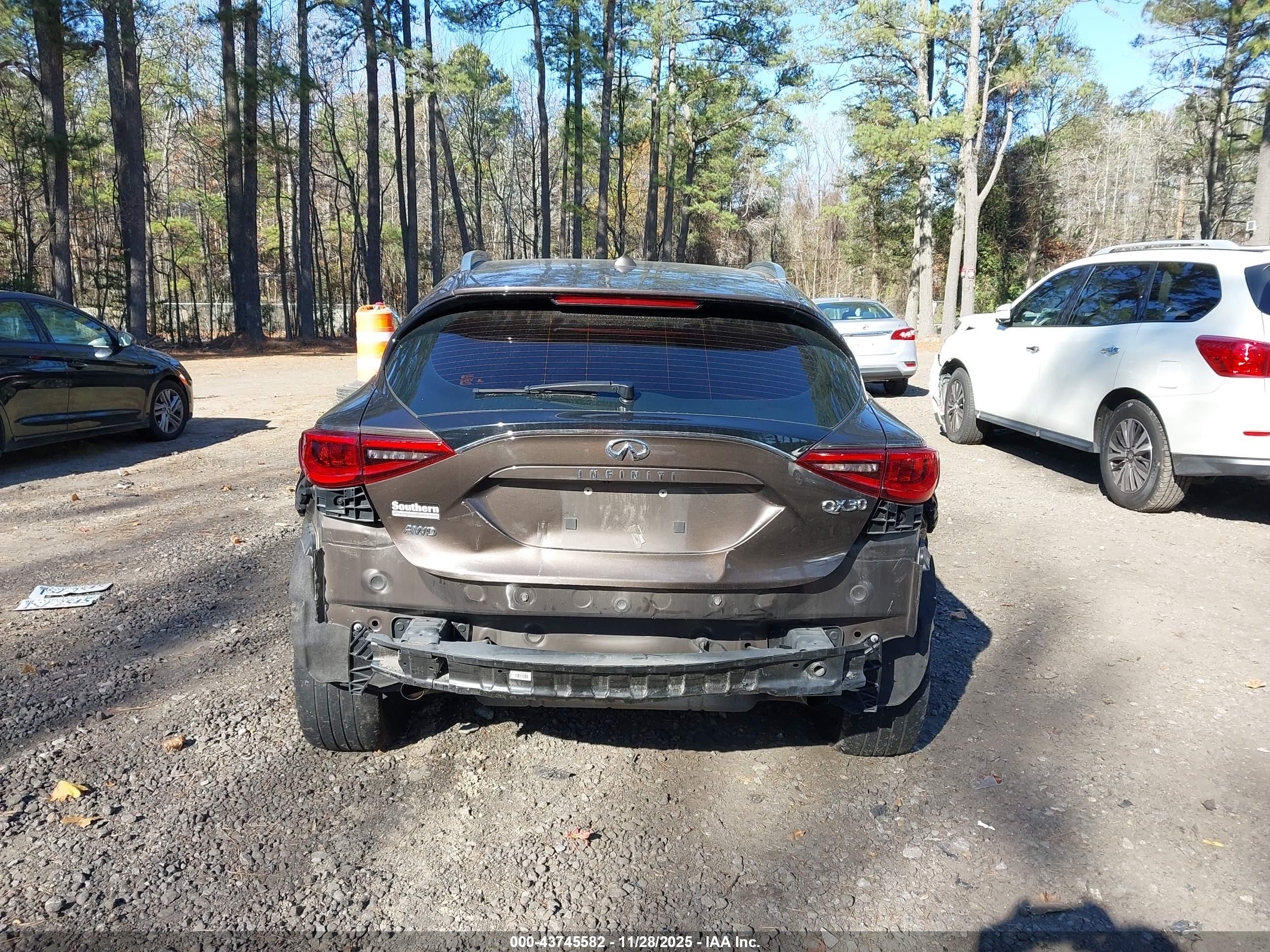 INFINITI QX30 image 6