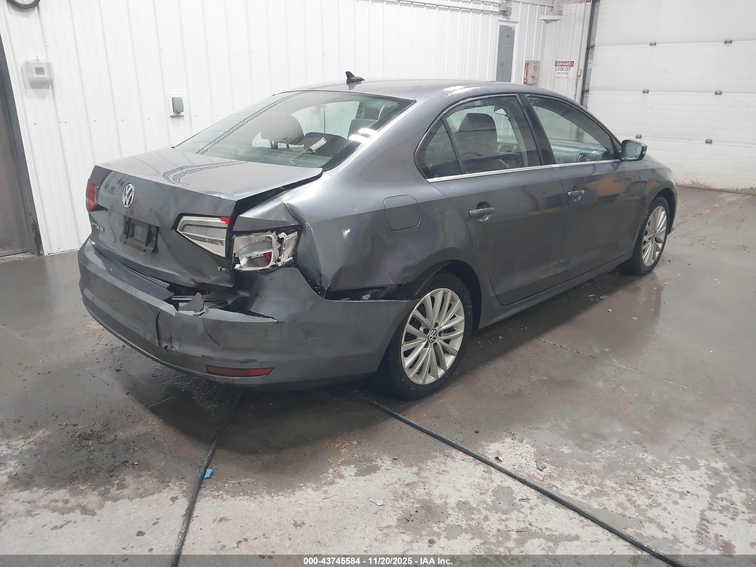 VOLKSWAGEN JETTA image 4