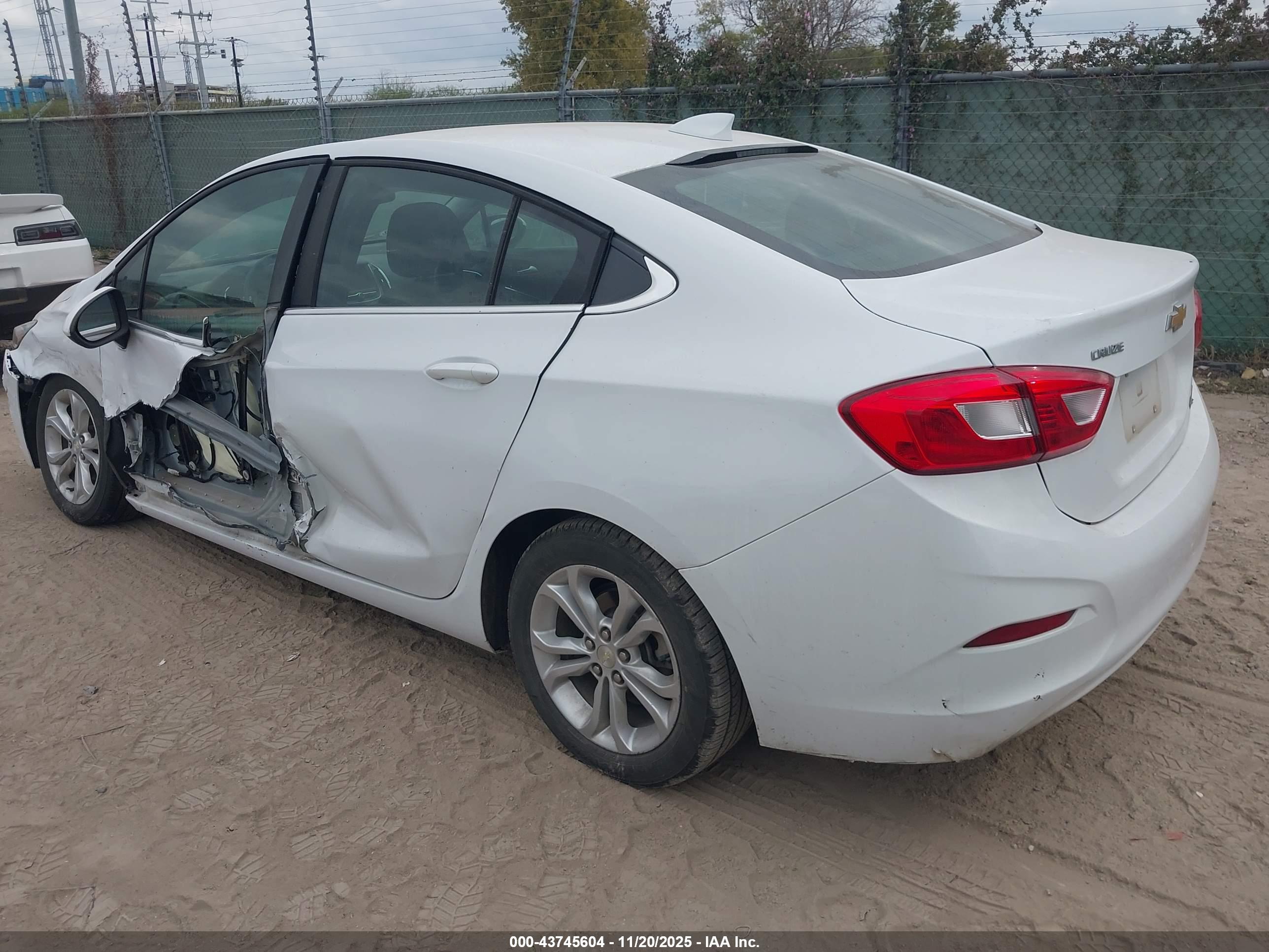 CHEVROLET CRUZE image 3