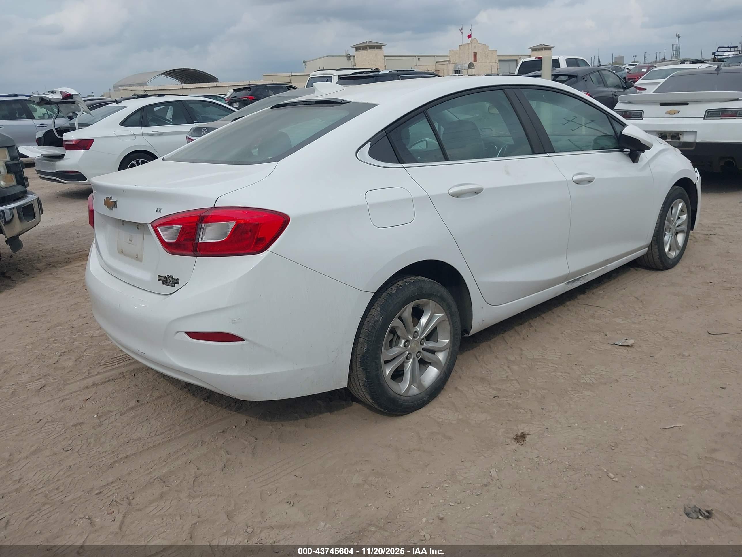 CHEVROLET CRUZE image 4