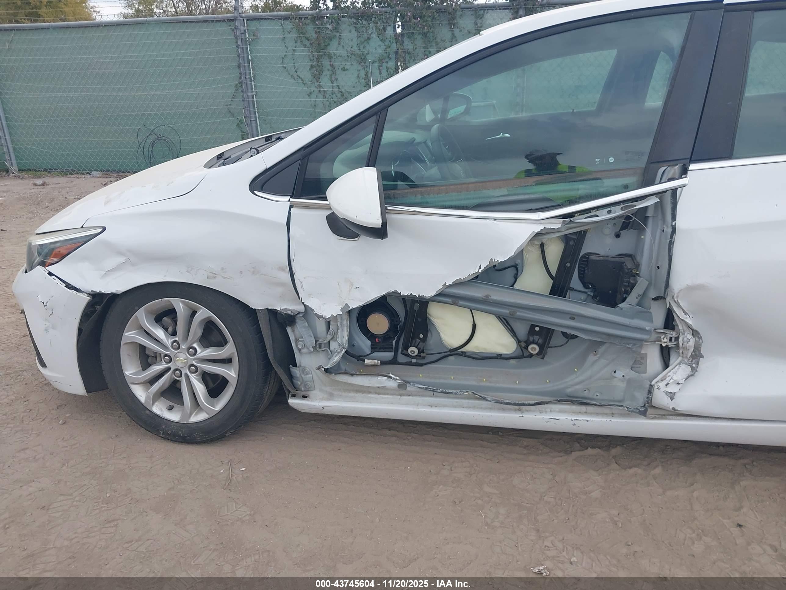 CHEVROLET CRUZE image 6