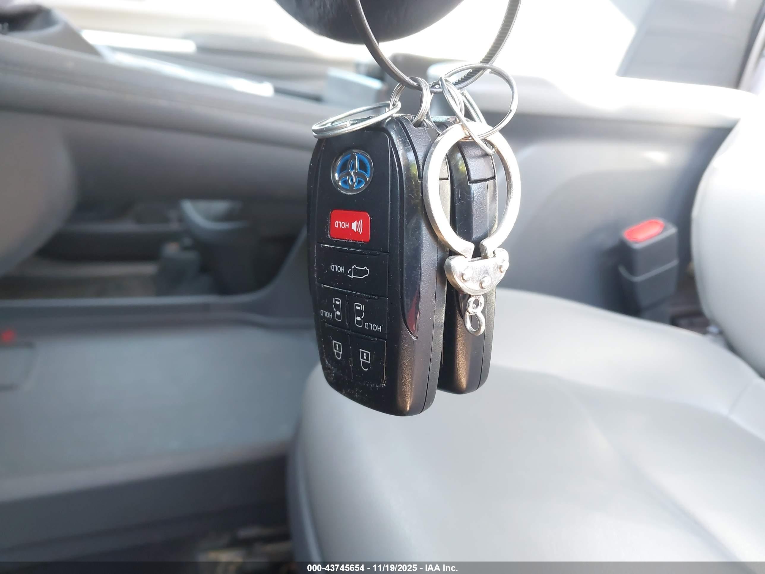 TOYOTA SIENNA image 11