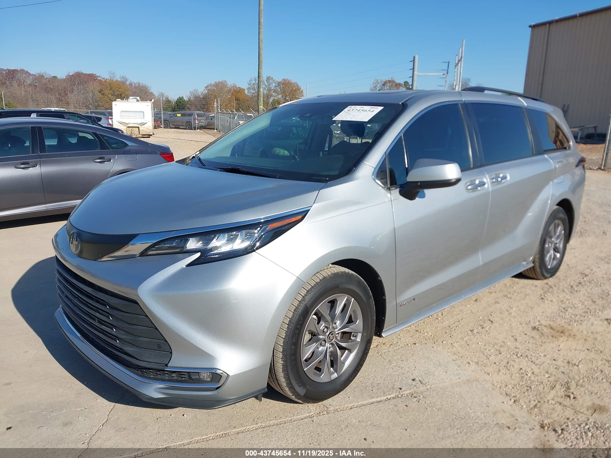 TOYOTA SIENNA image 2