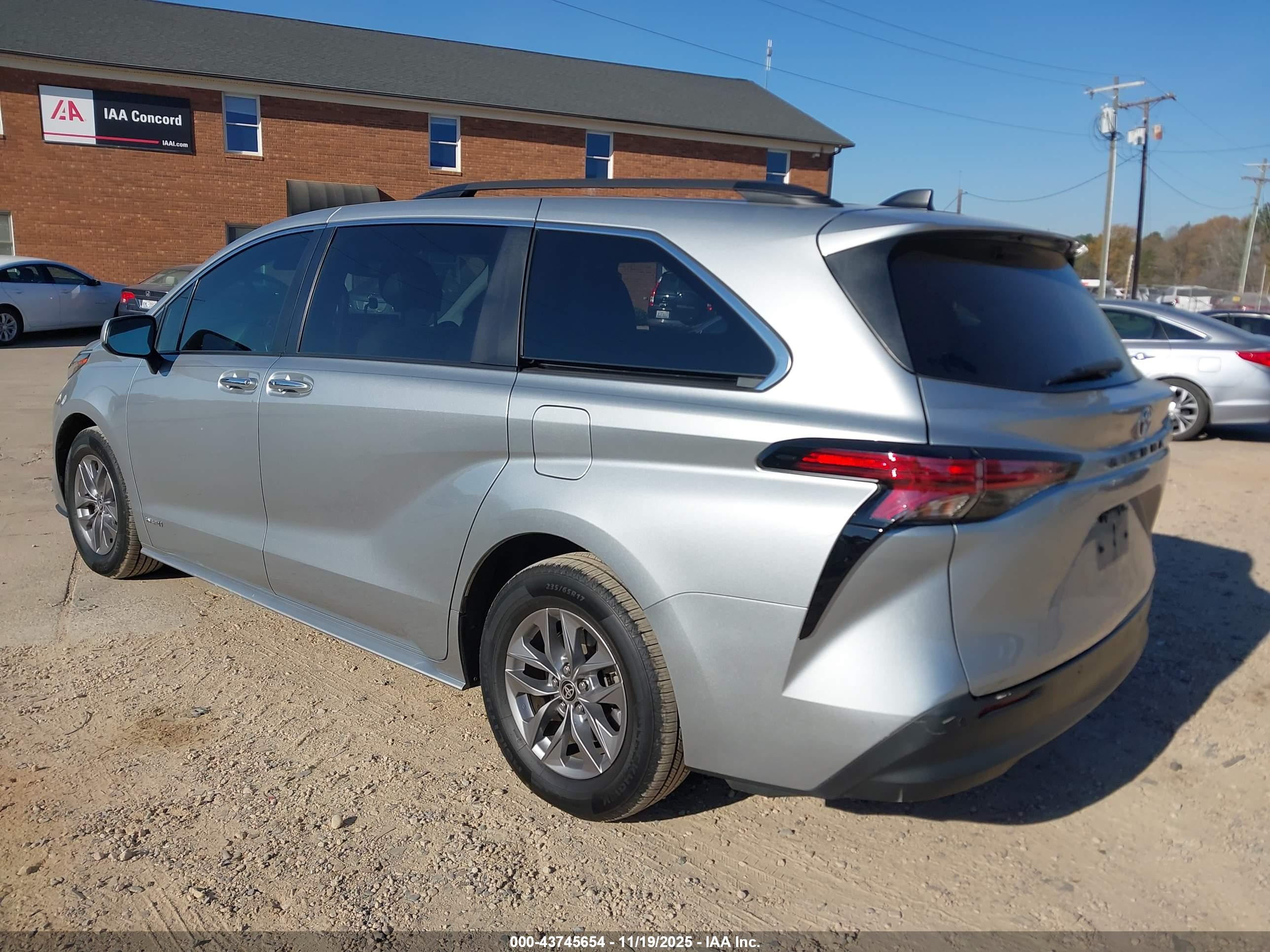 TOYOTA SIENNA image 3