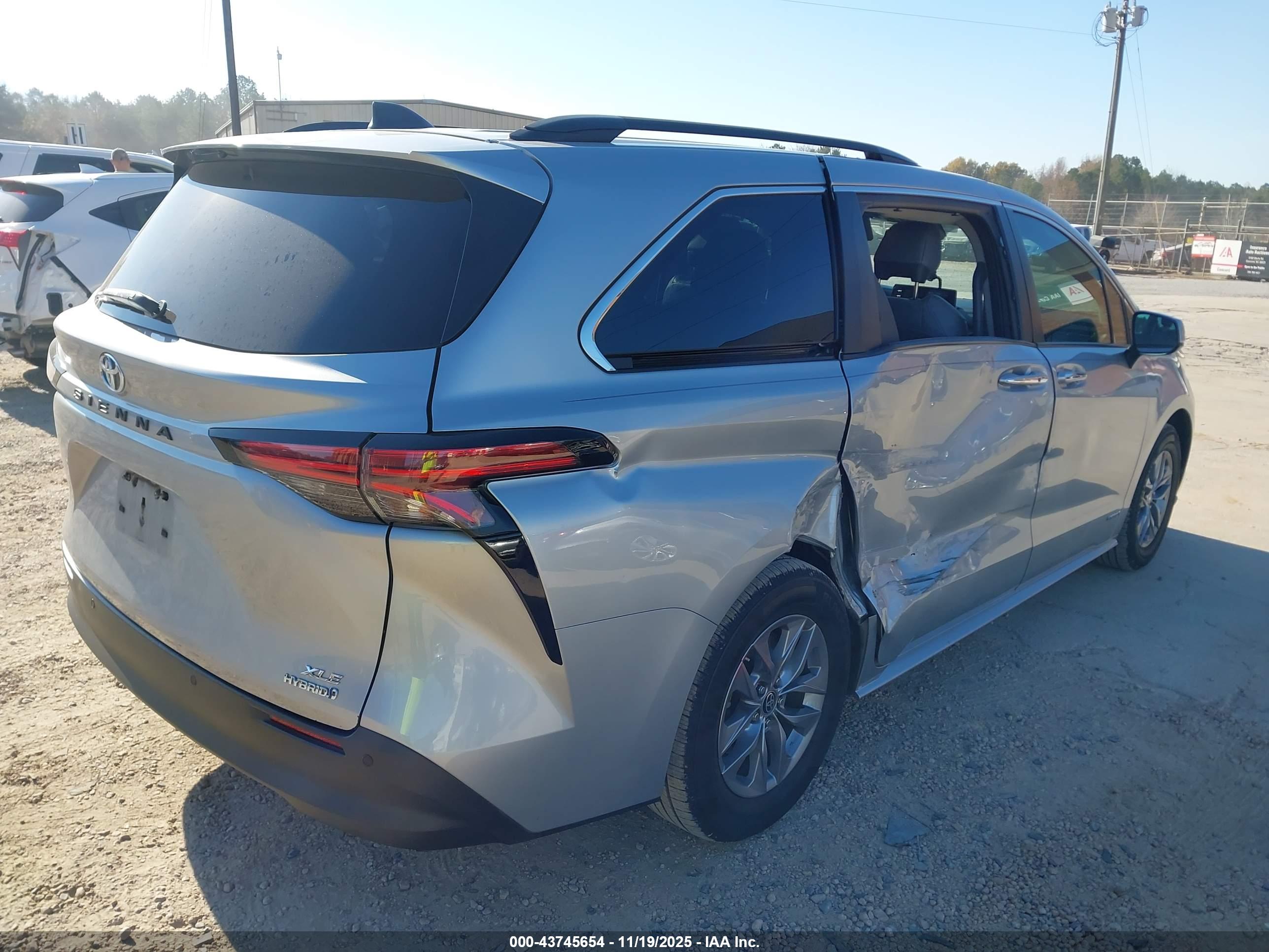 TOYOTA SIENNA image 4