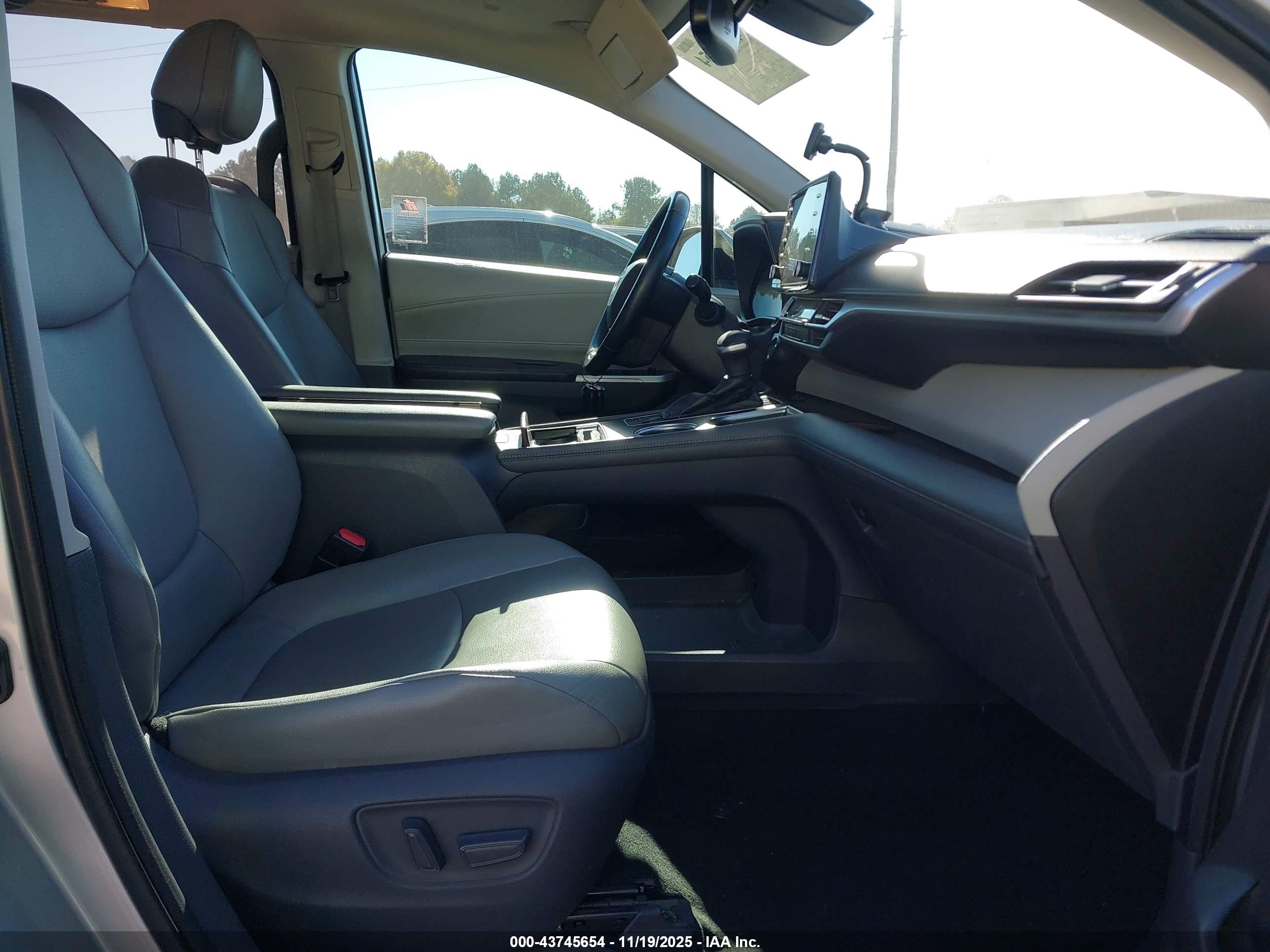 TOYOTA SIENNA image 5