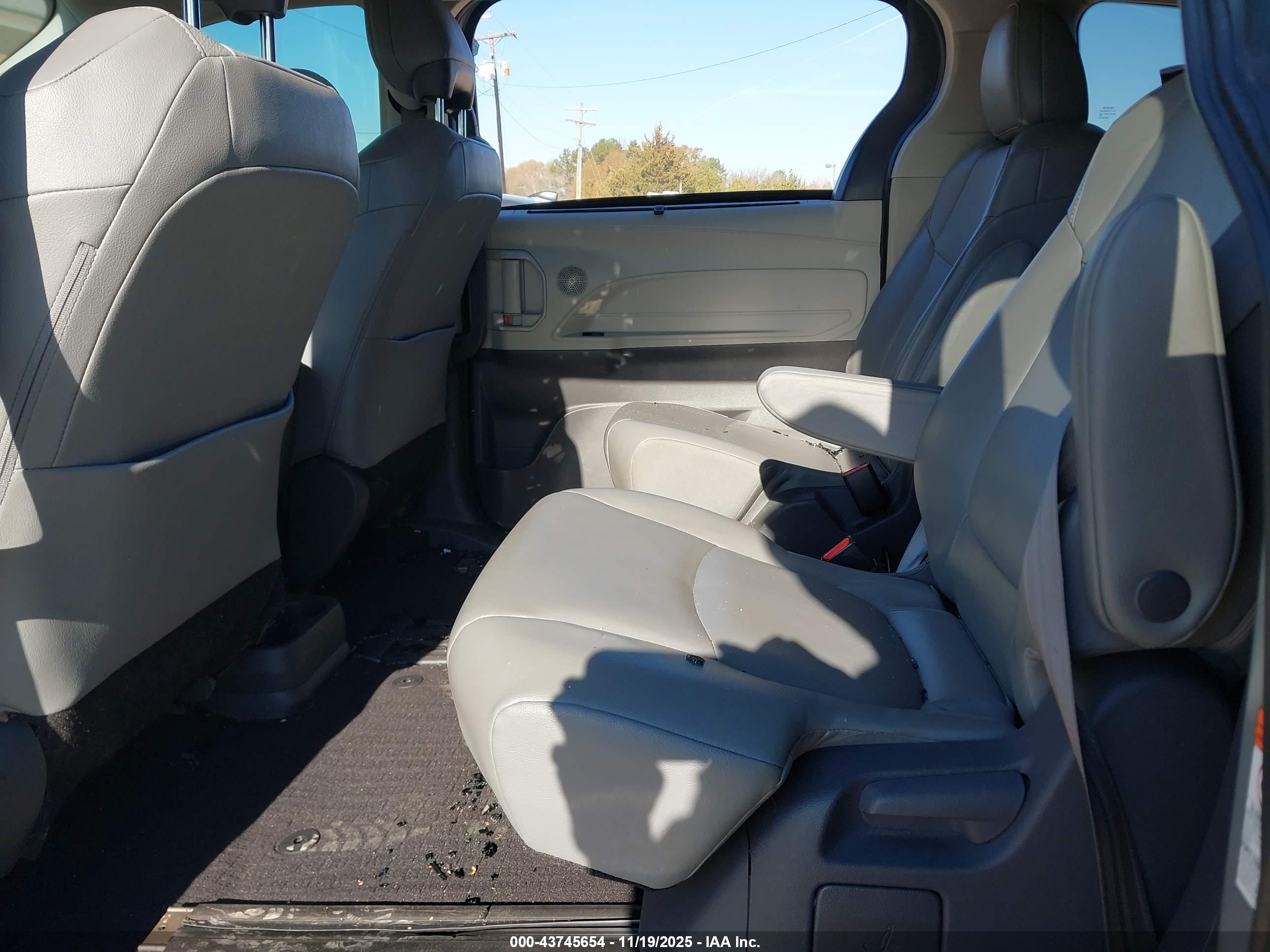 TOYOTA SIENNA image 8
