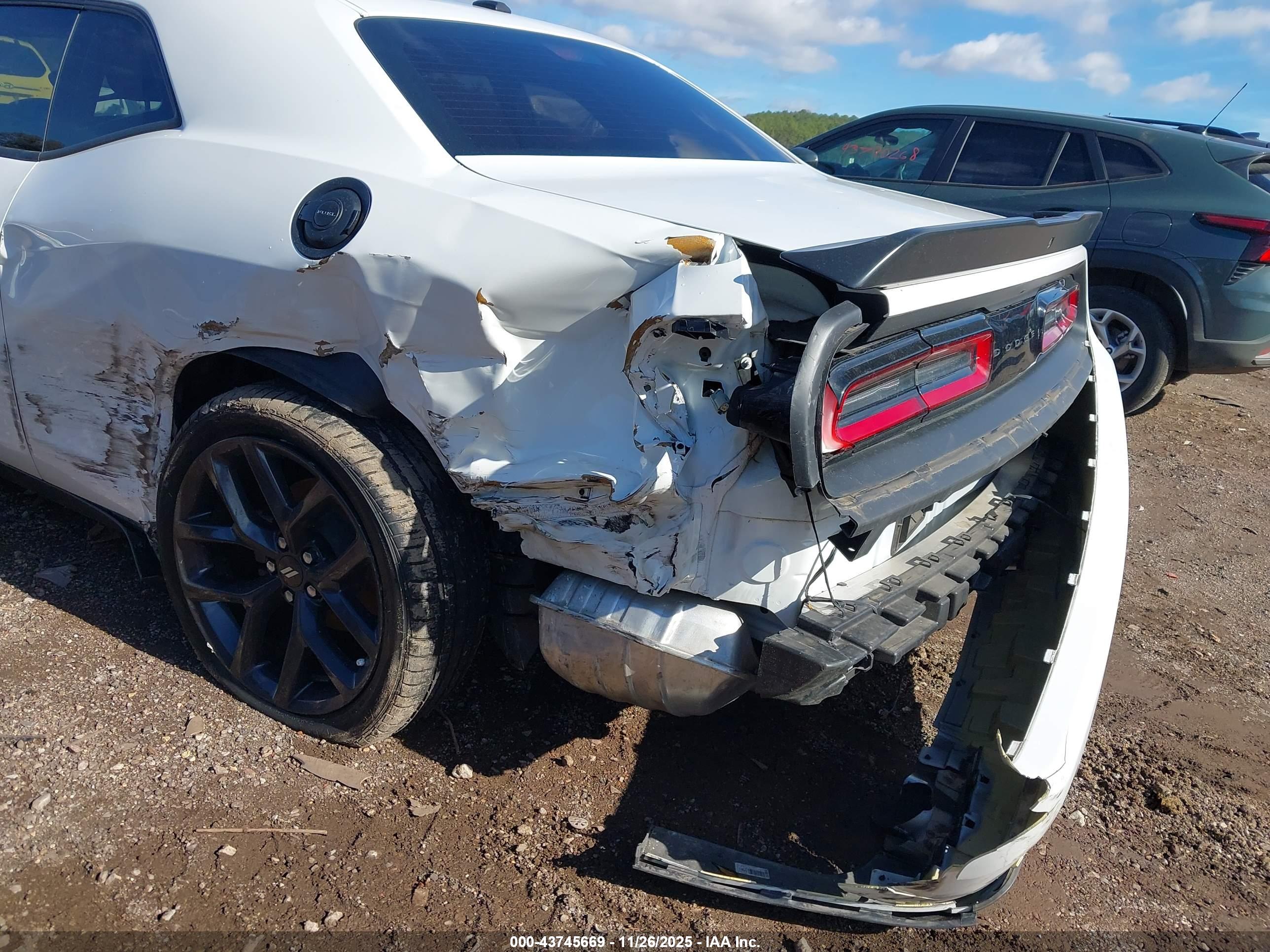 DODGE CHALLENGER image 6