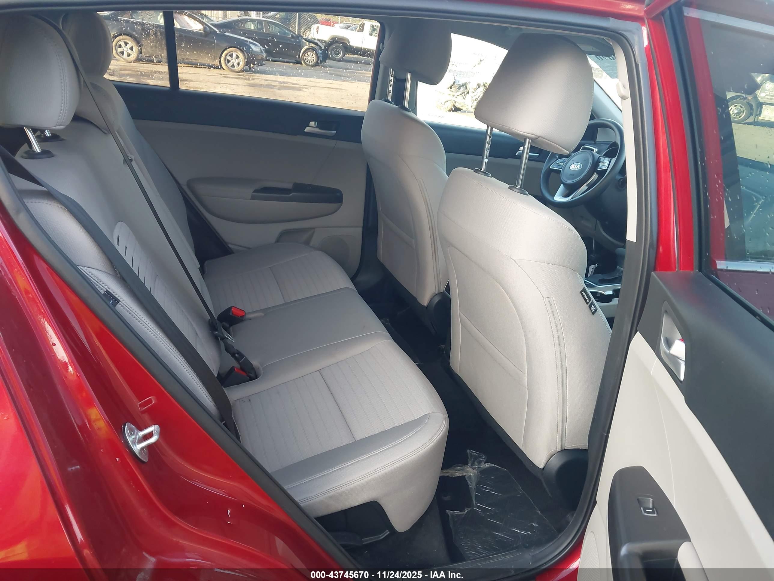KIA SPORTAGE image 8