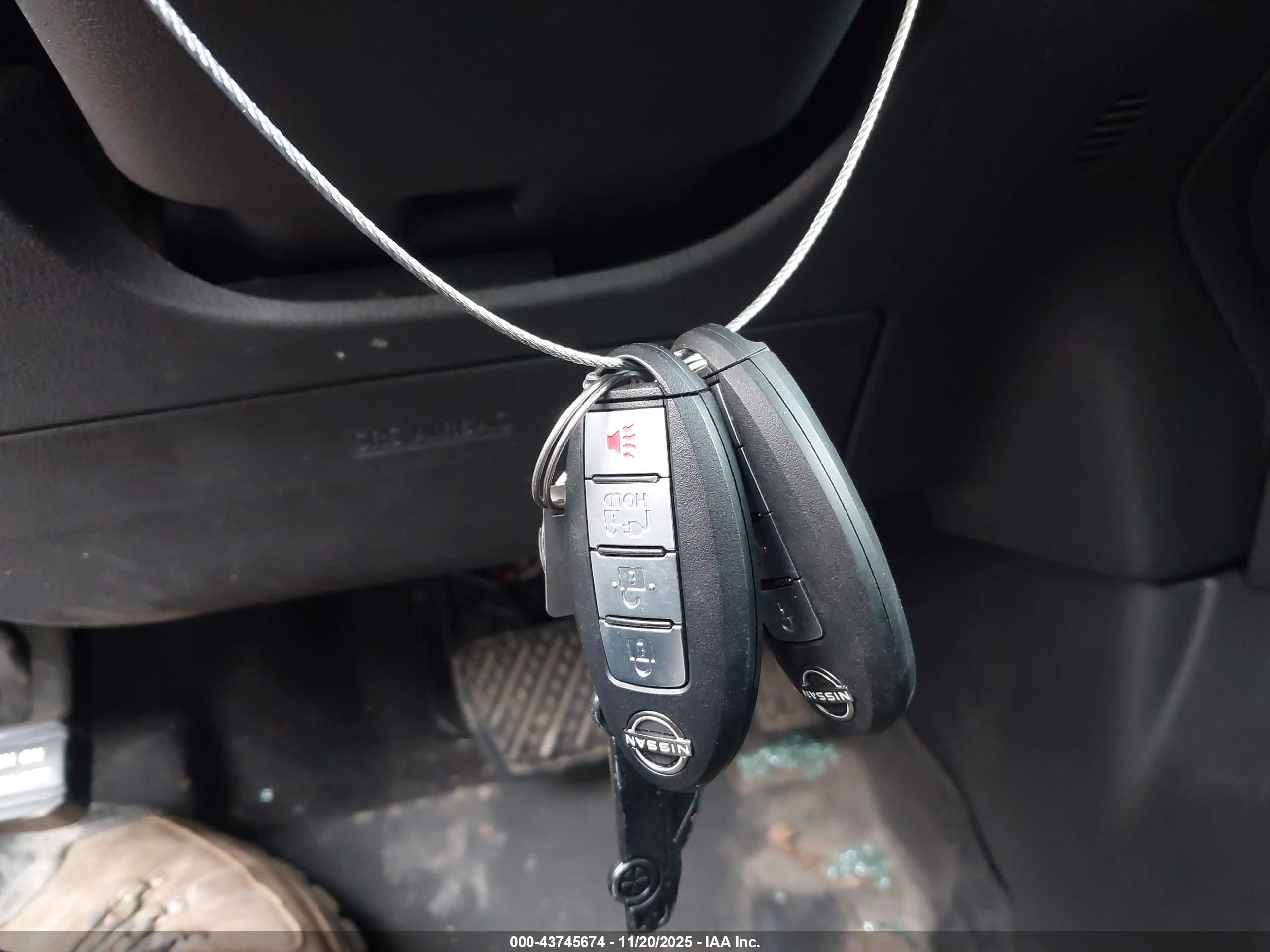 NISSAN LEAF image 11