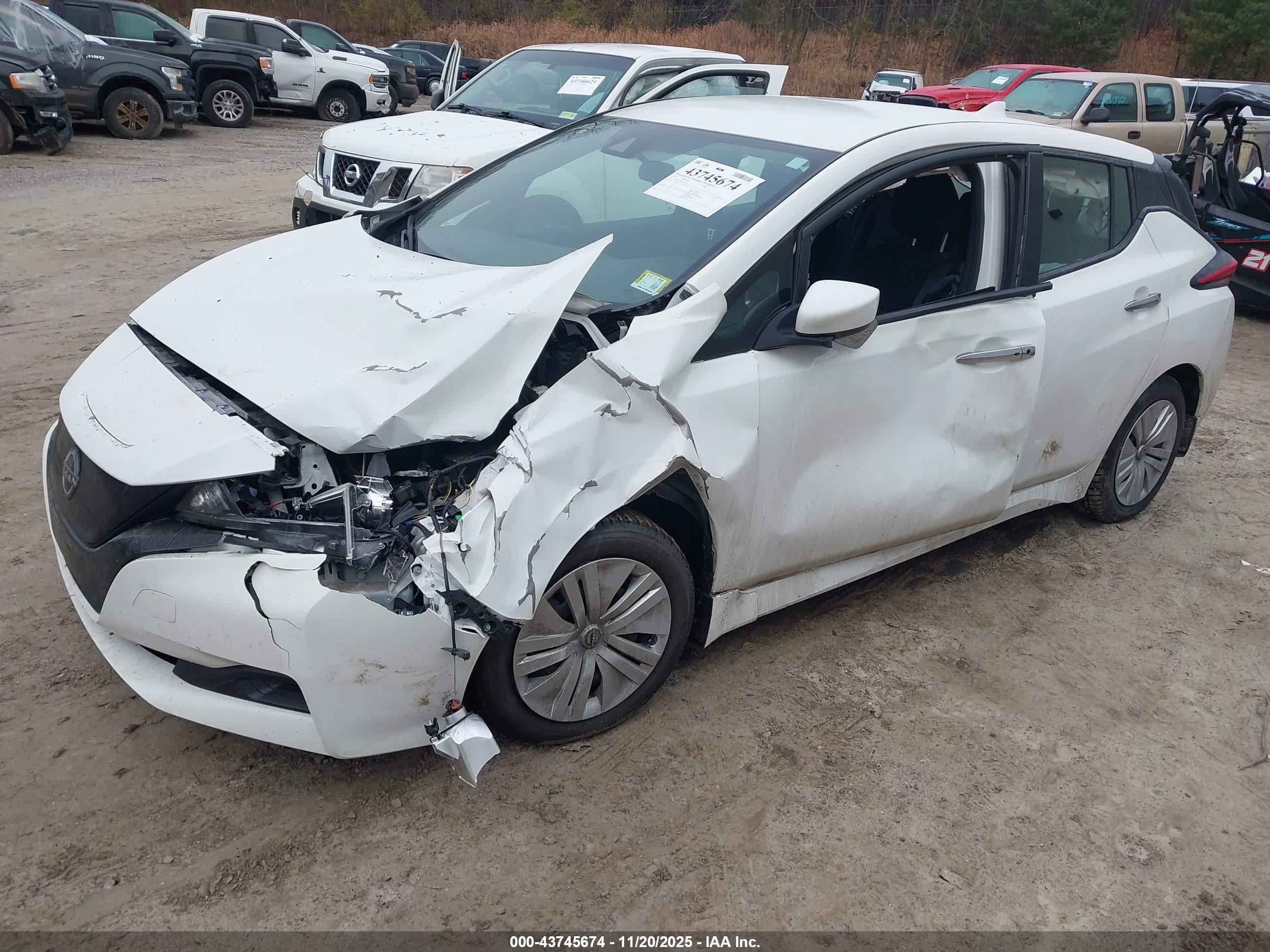 NISSAN LEAF image 2