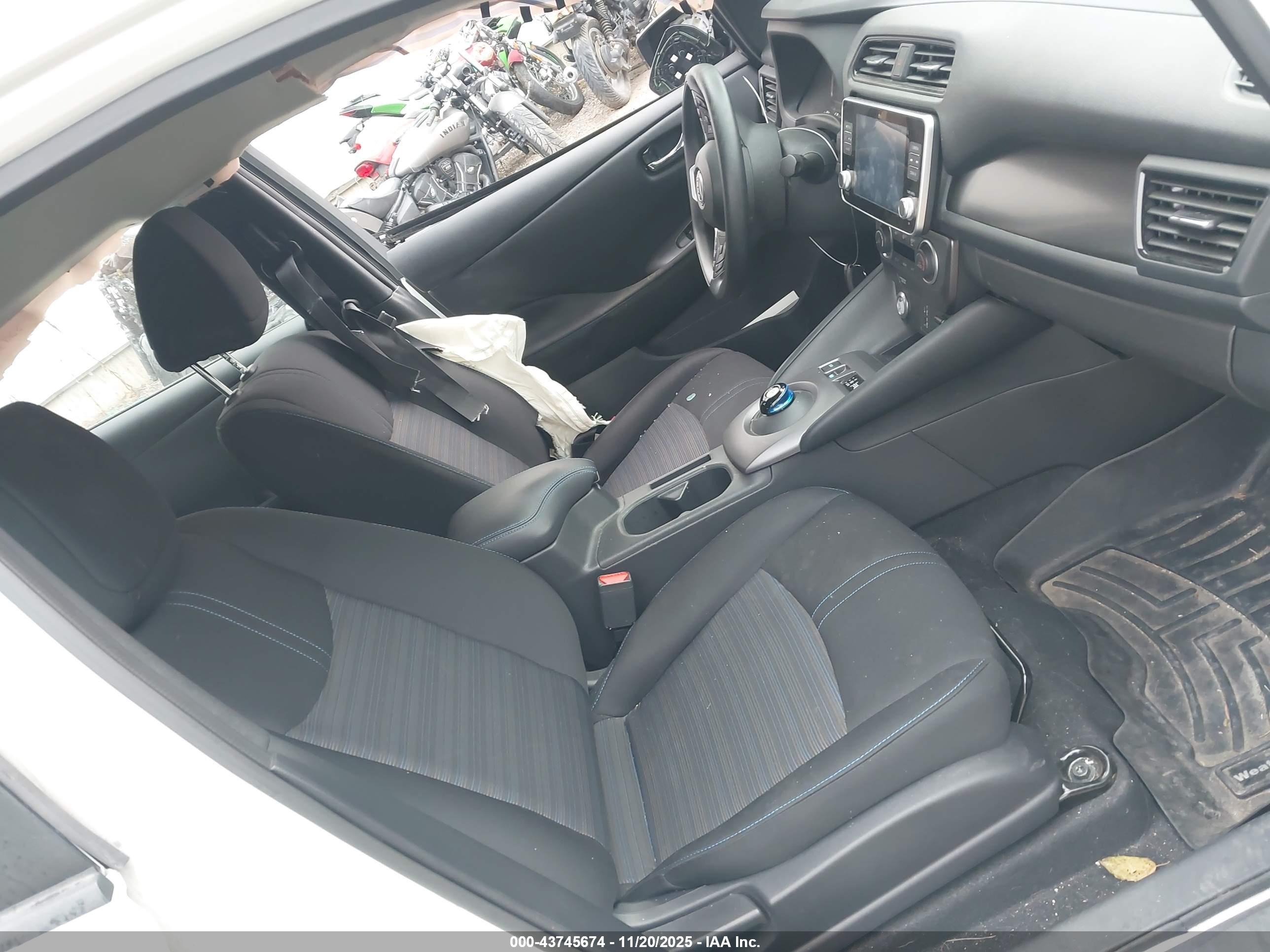 NISSAN LEAF image 5