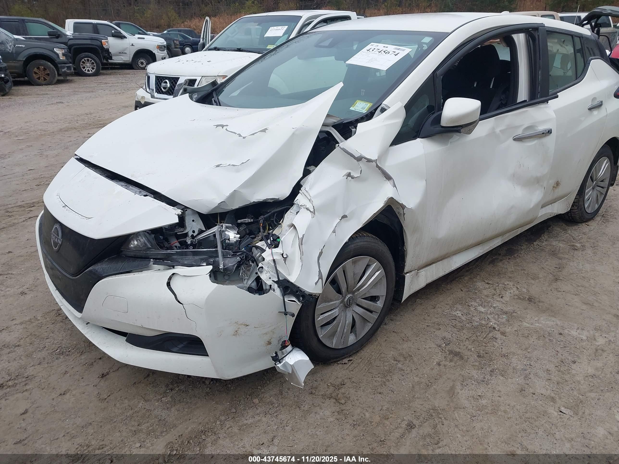 NISSAN LEAF image 6
