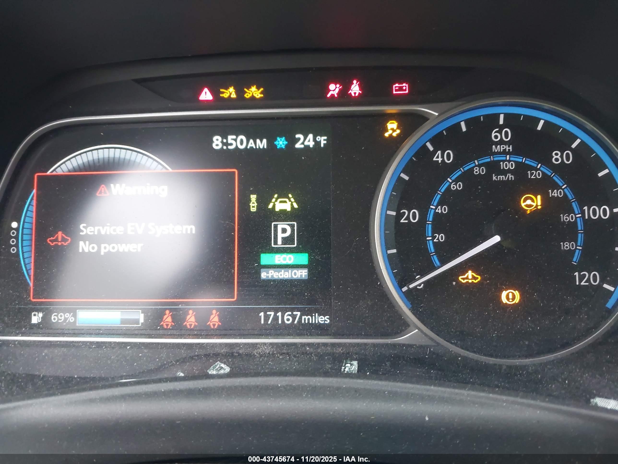 NISSAN LEAF image 7
