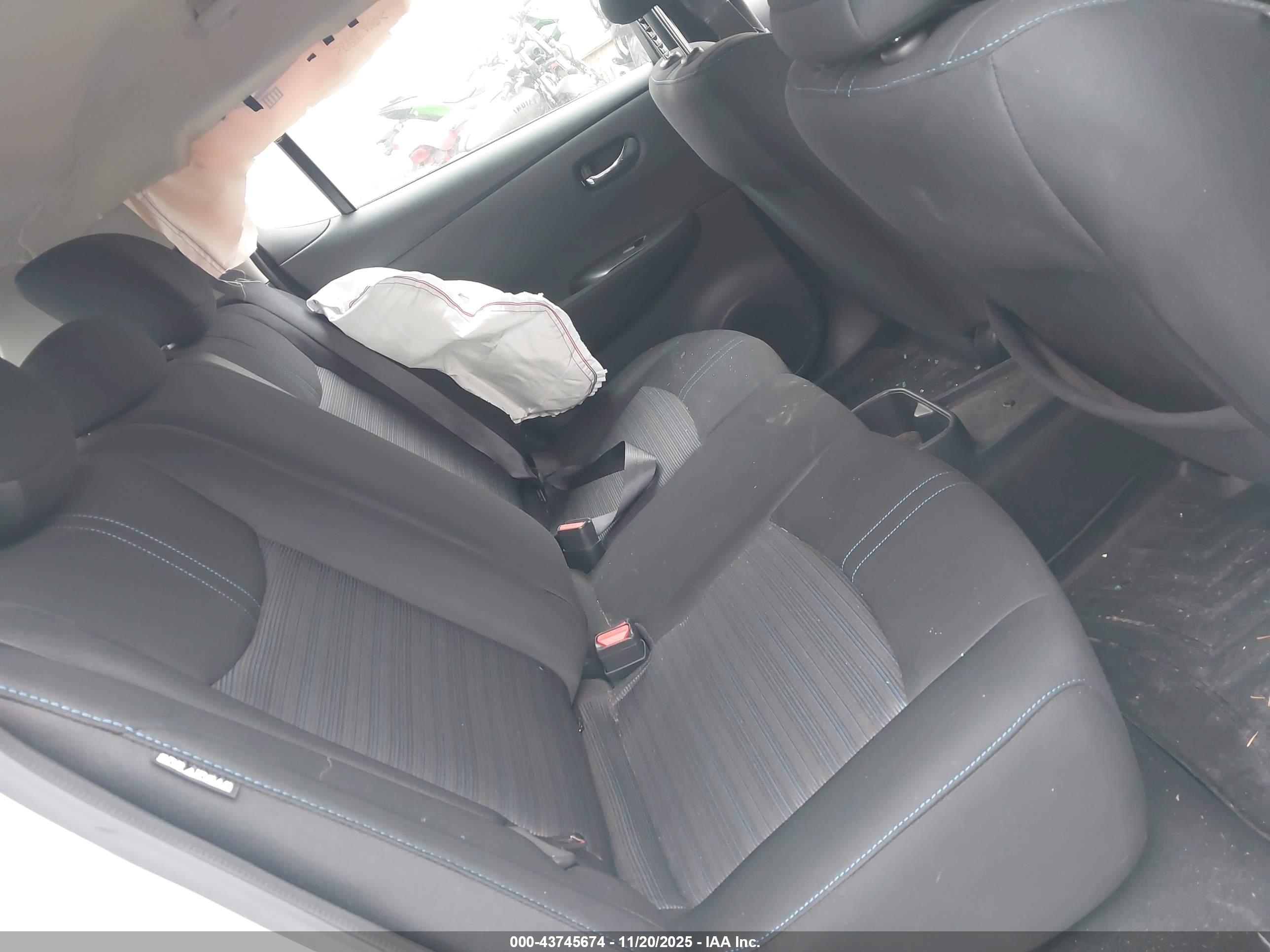 NISSAN LEAF image 8