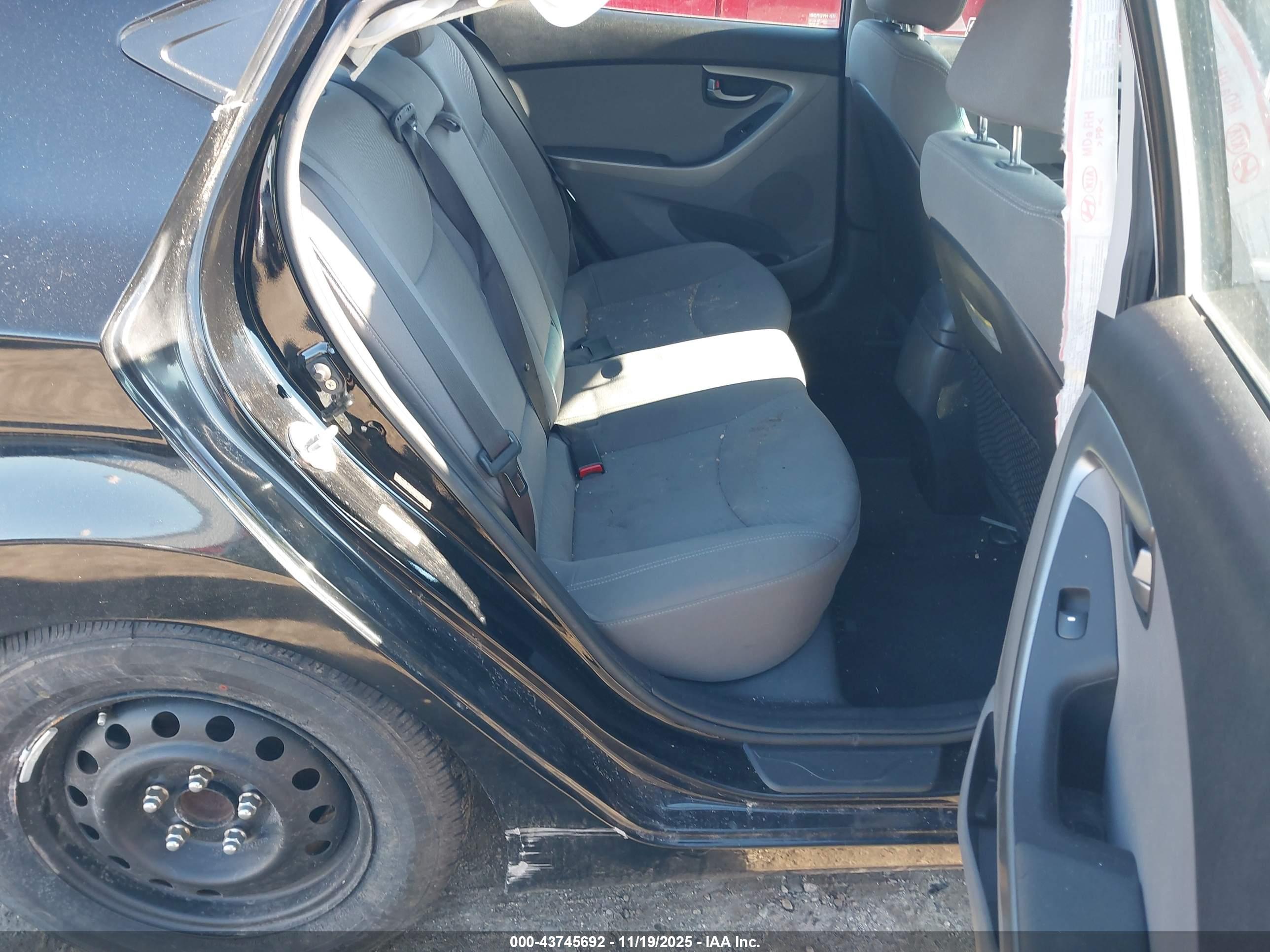 HYUNDAI ELANTRA image 8