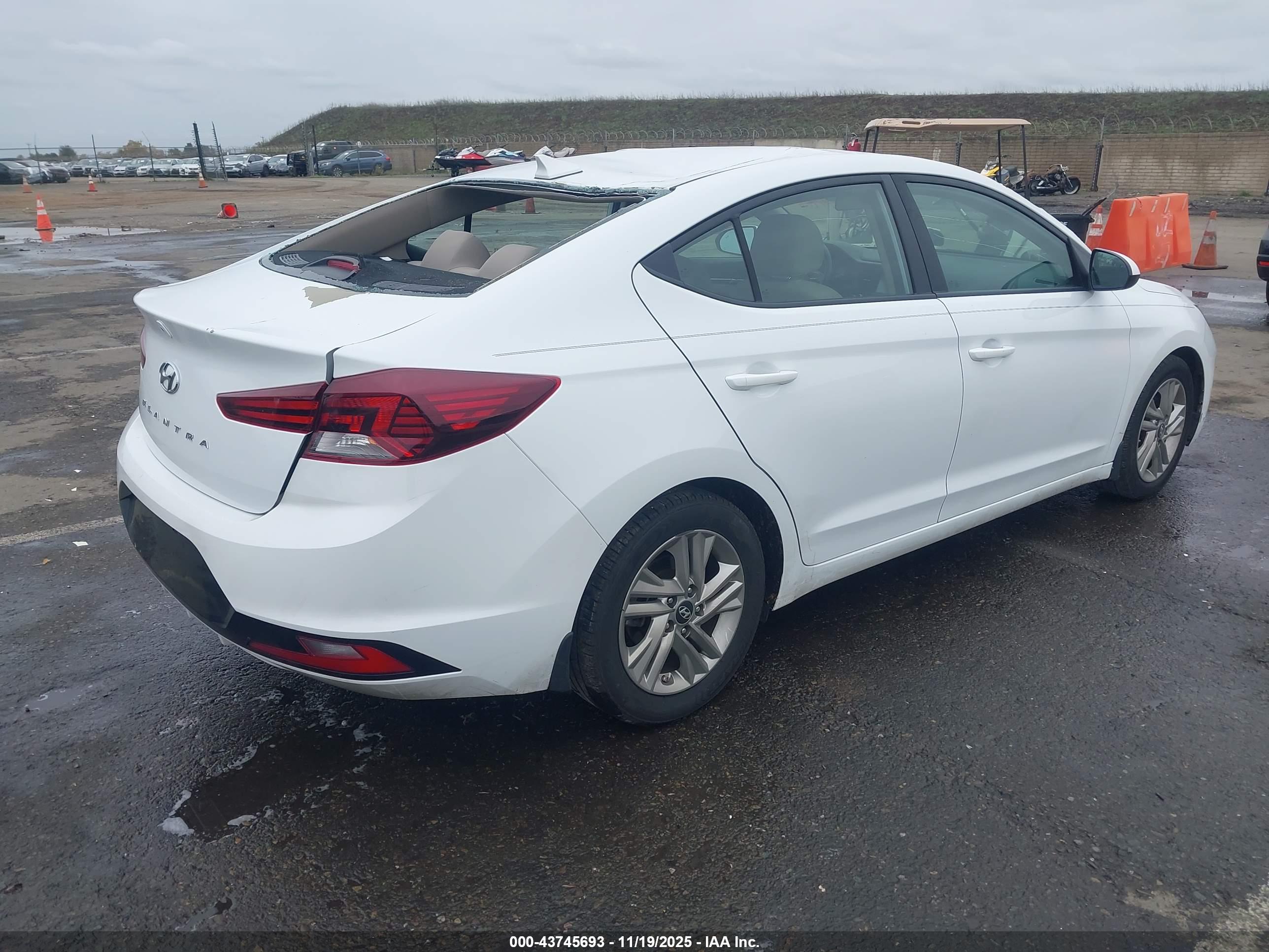 HYUNDAI ELANTRA image 4