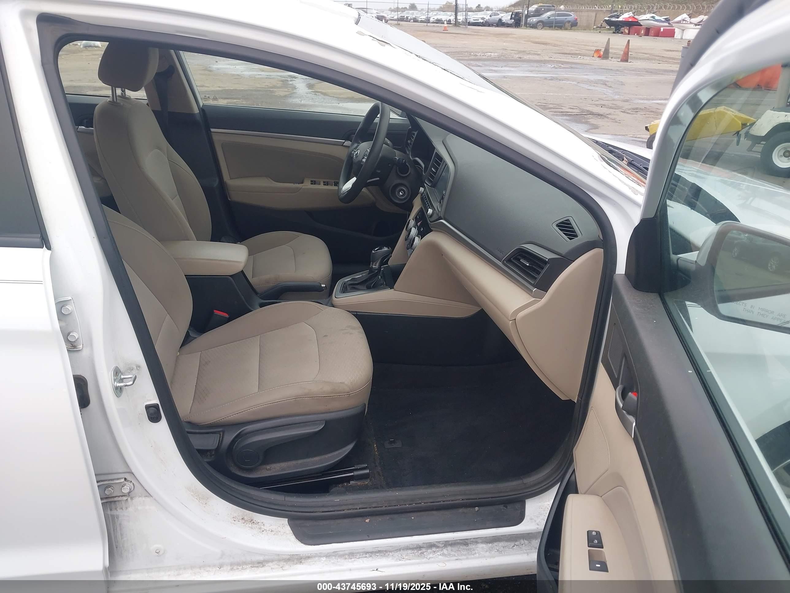 HYUNDAI ELANTRA image 5
