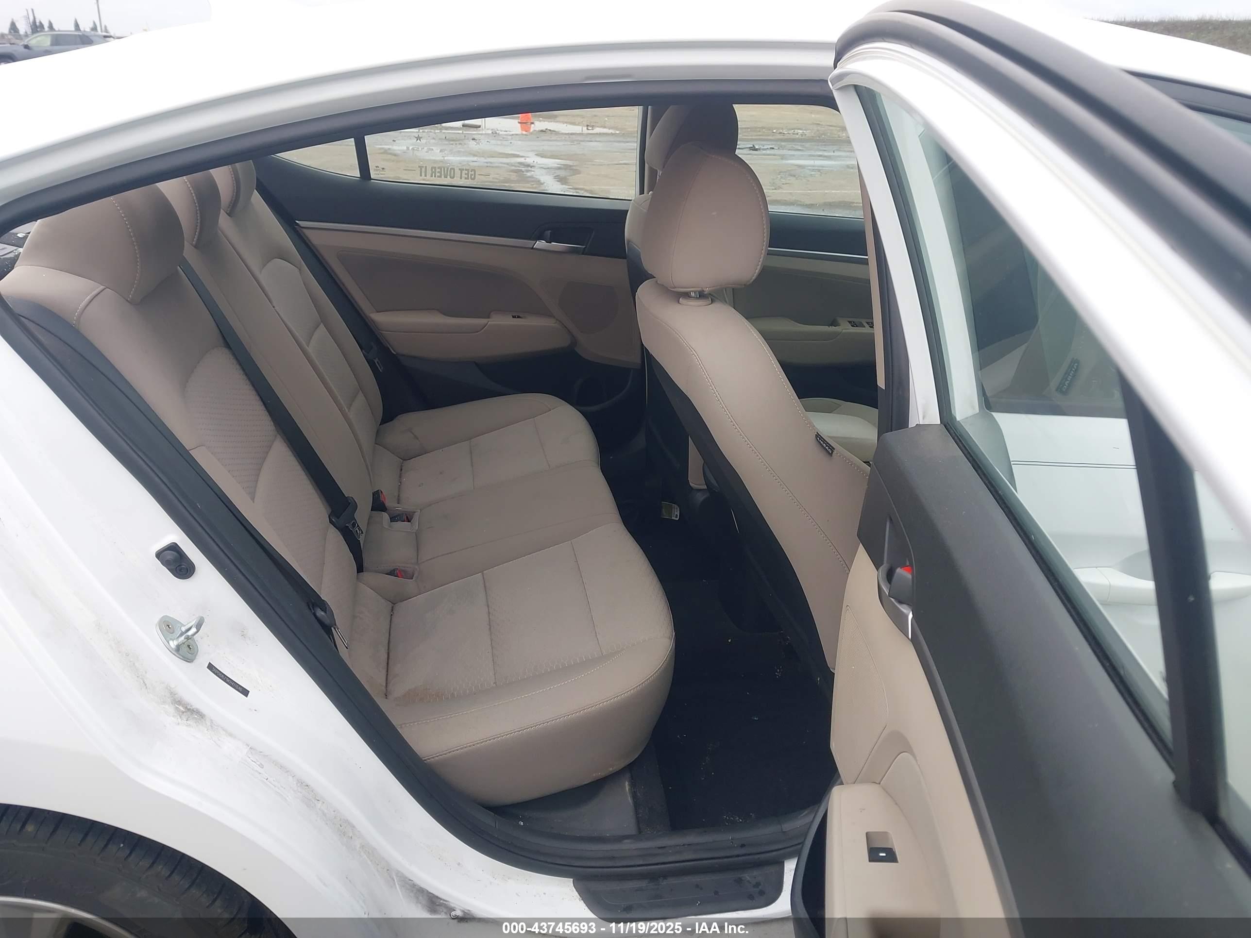 HYUNDAI ELANTRA image 8