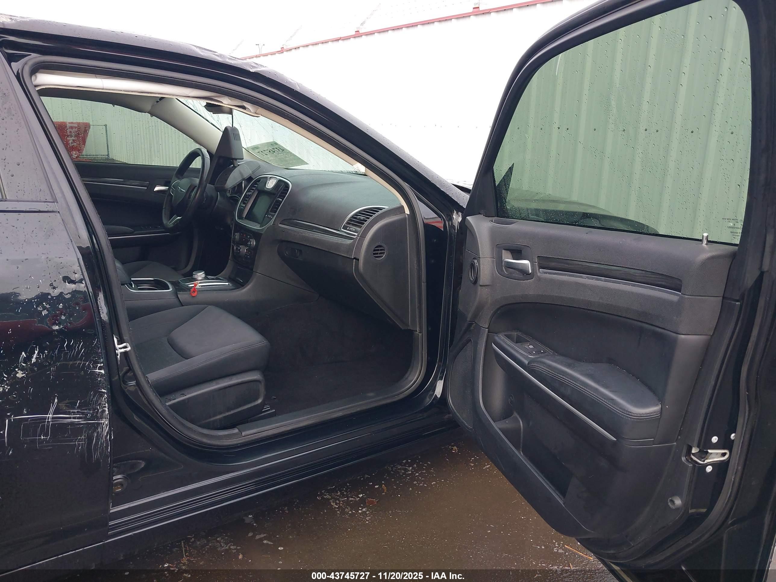 CHRYSLER 300 image 5