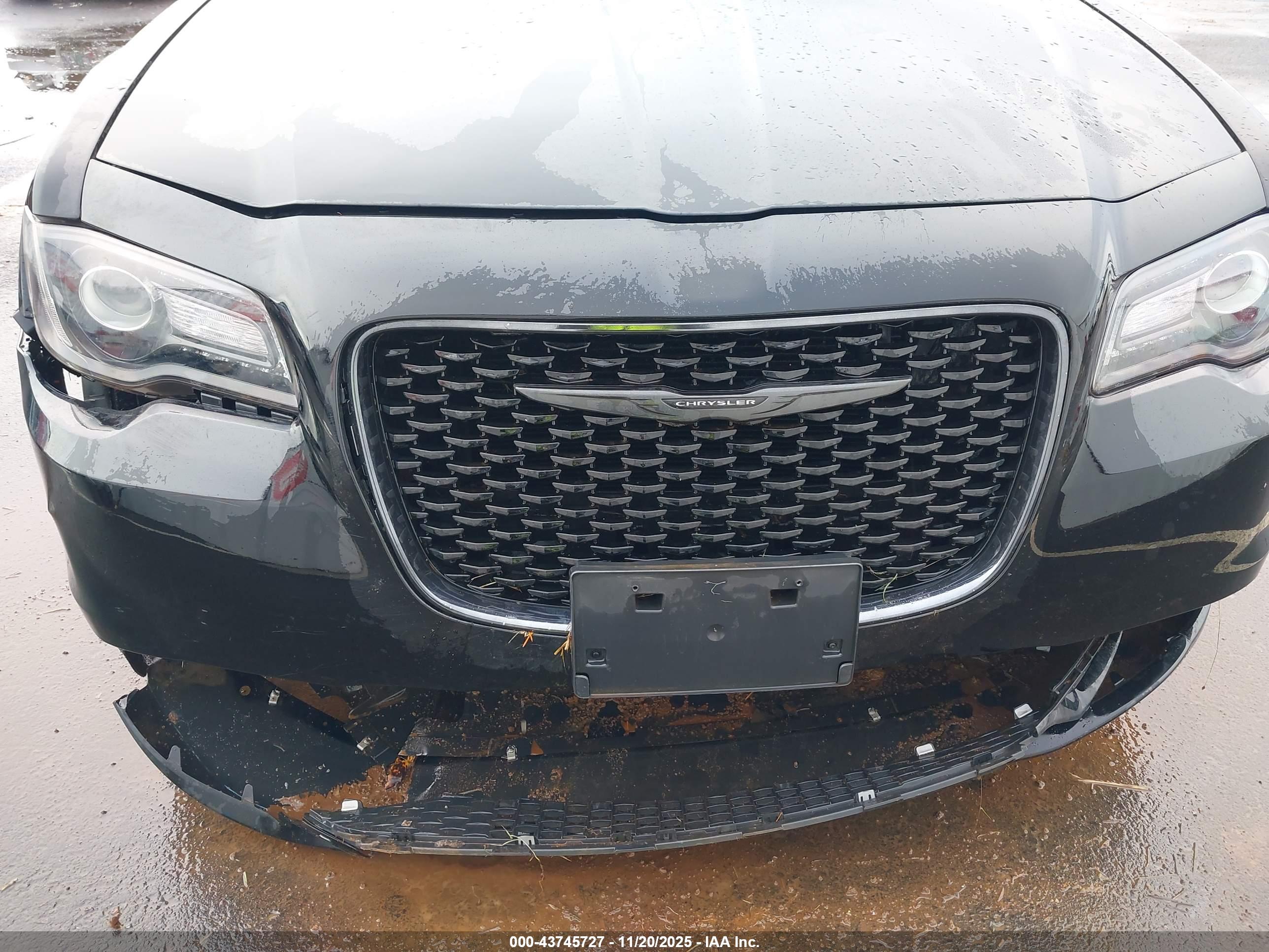 CHRYSLER 300 image 6