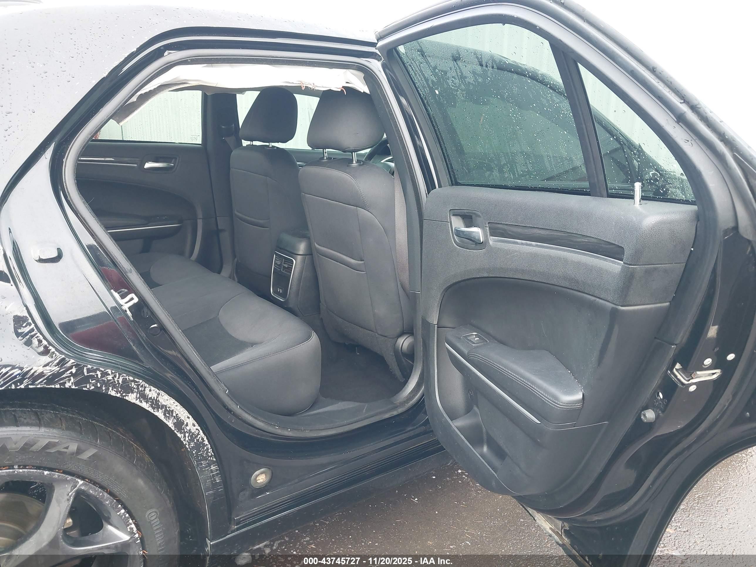 CHRYSLER 300 image 8