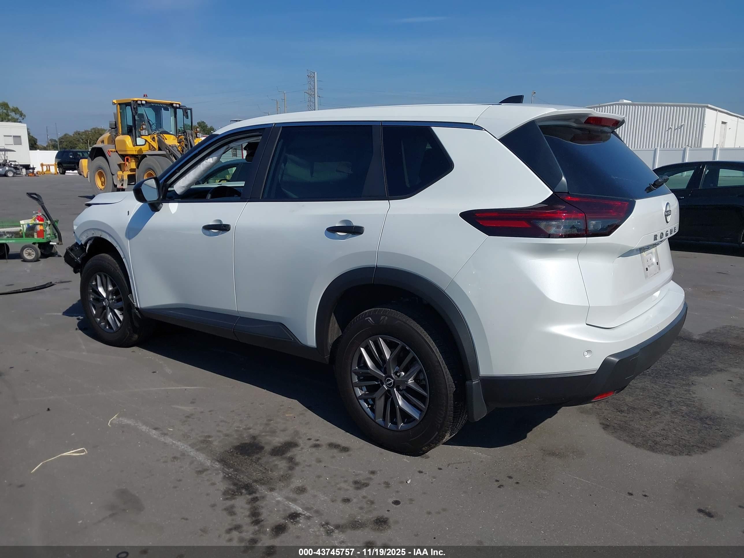 NISSAN ROGUE image 3