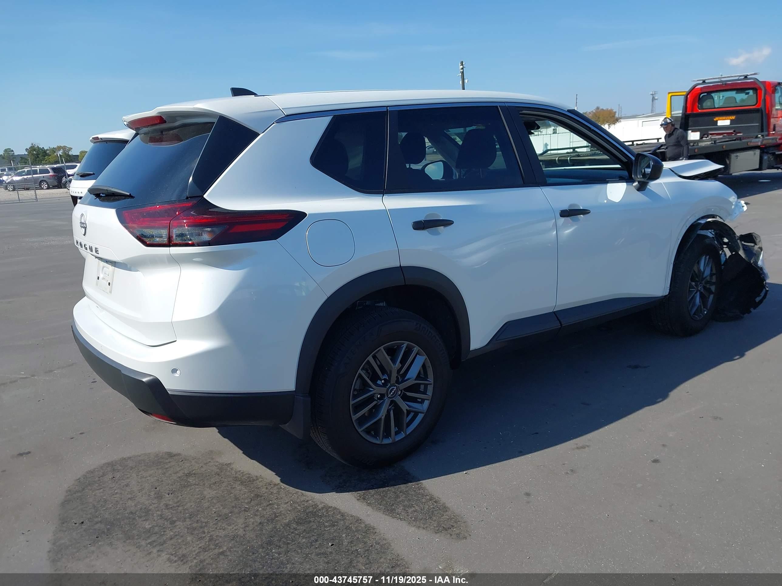 NISSAN ROGUE image 4