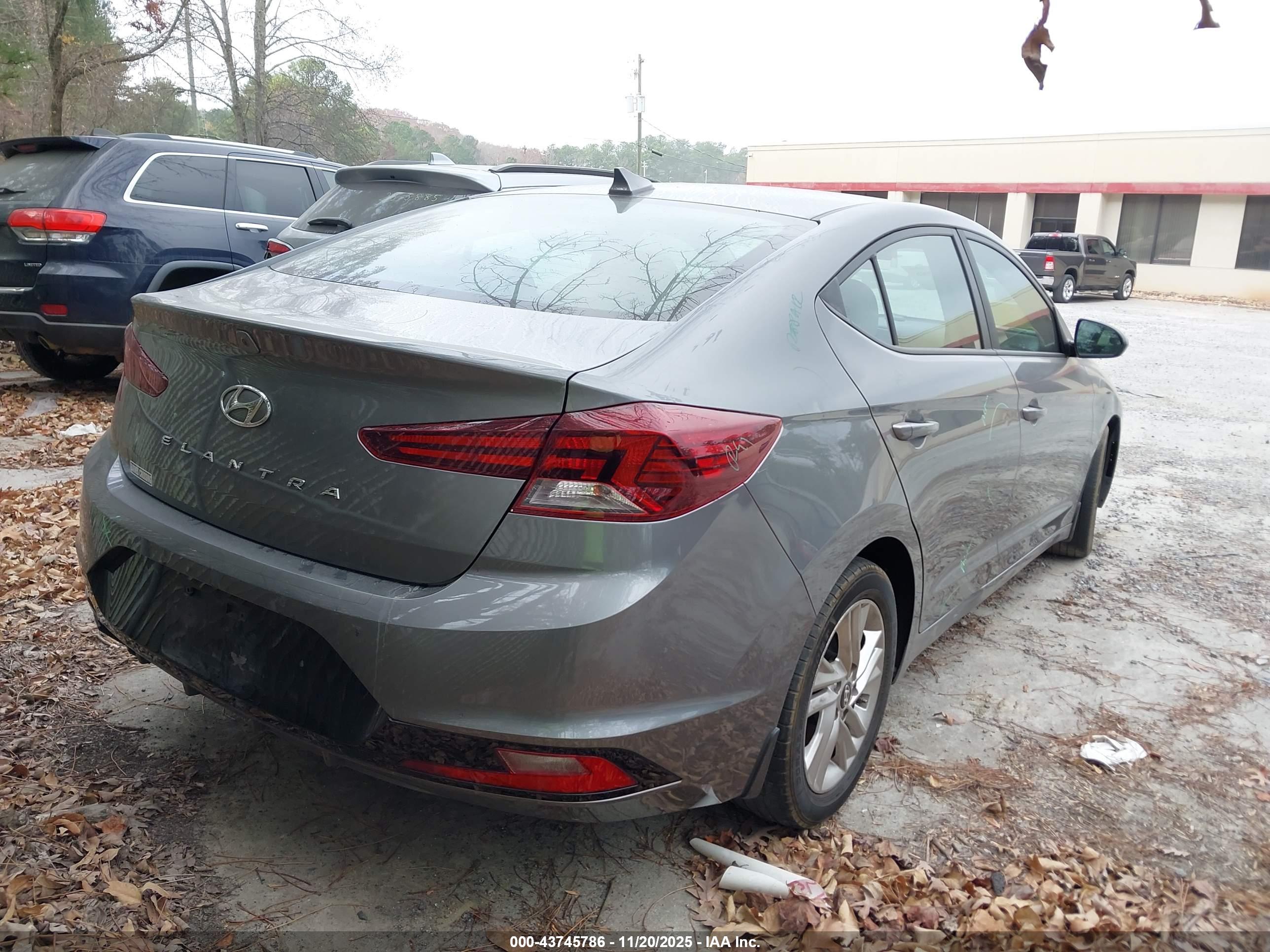 HYUNDAI ELANTRA image 4