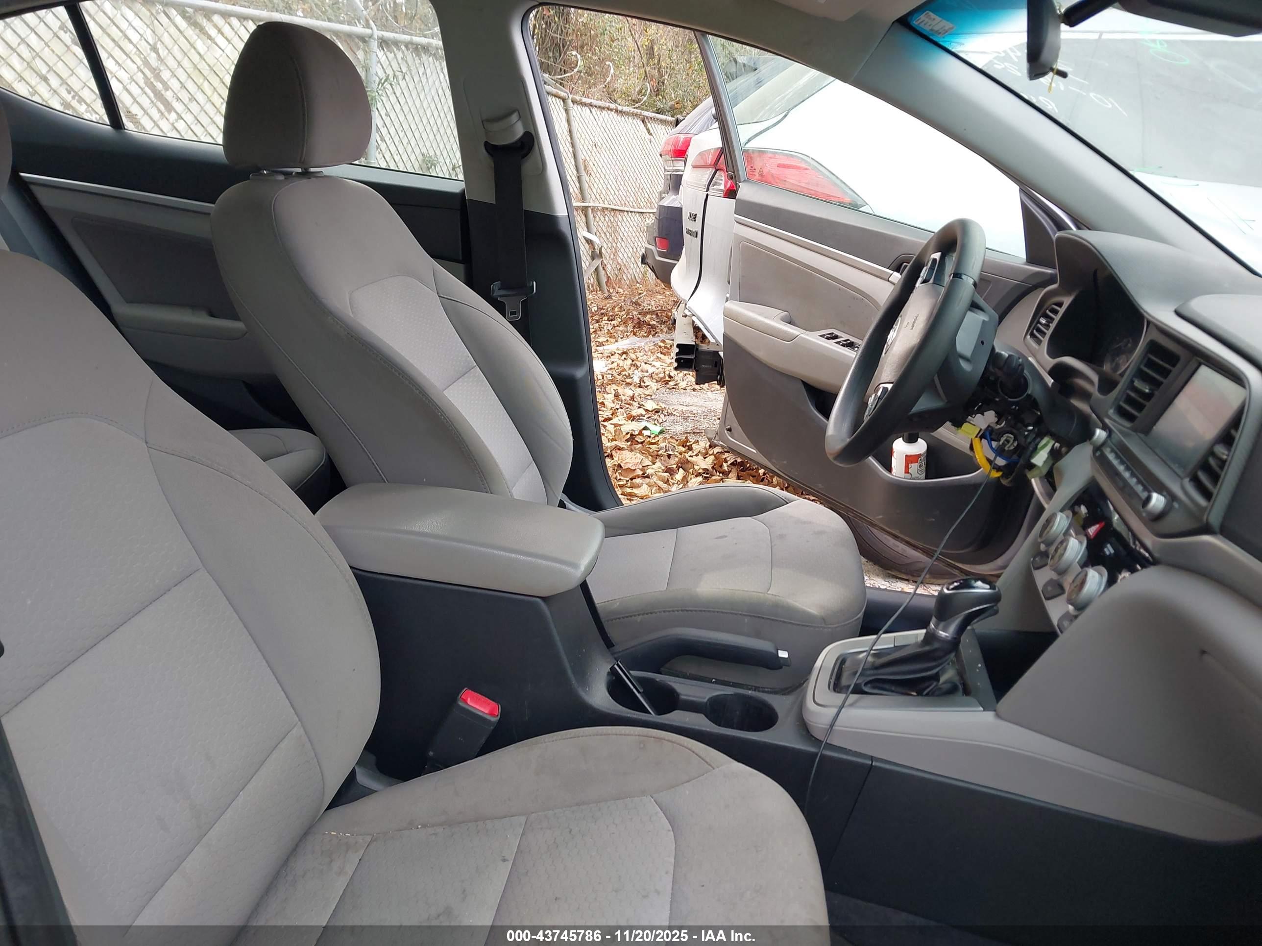 HYUNDAI ELANTRA image 5
