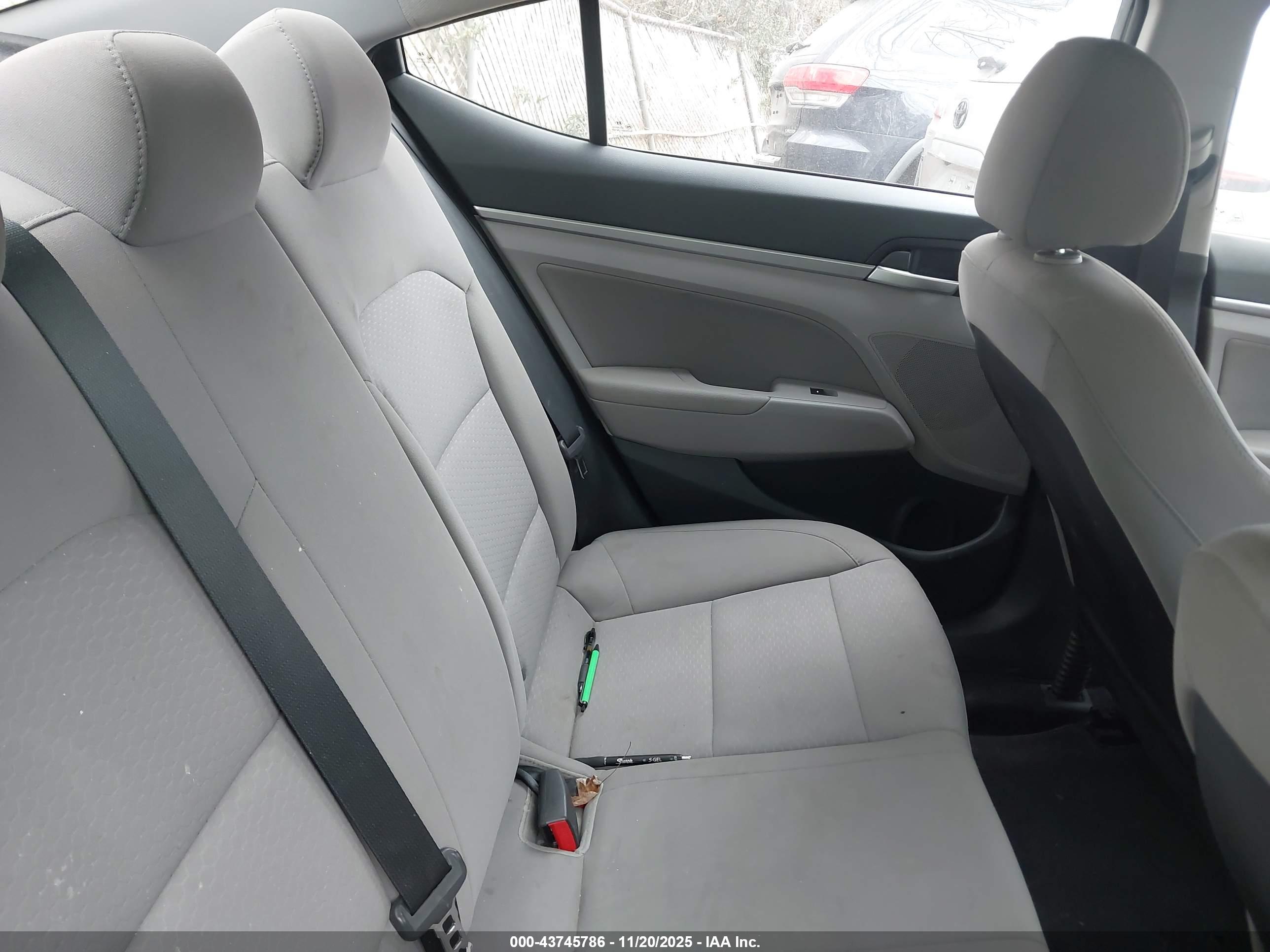 HYUNDAI ELANTRA image 8