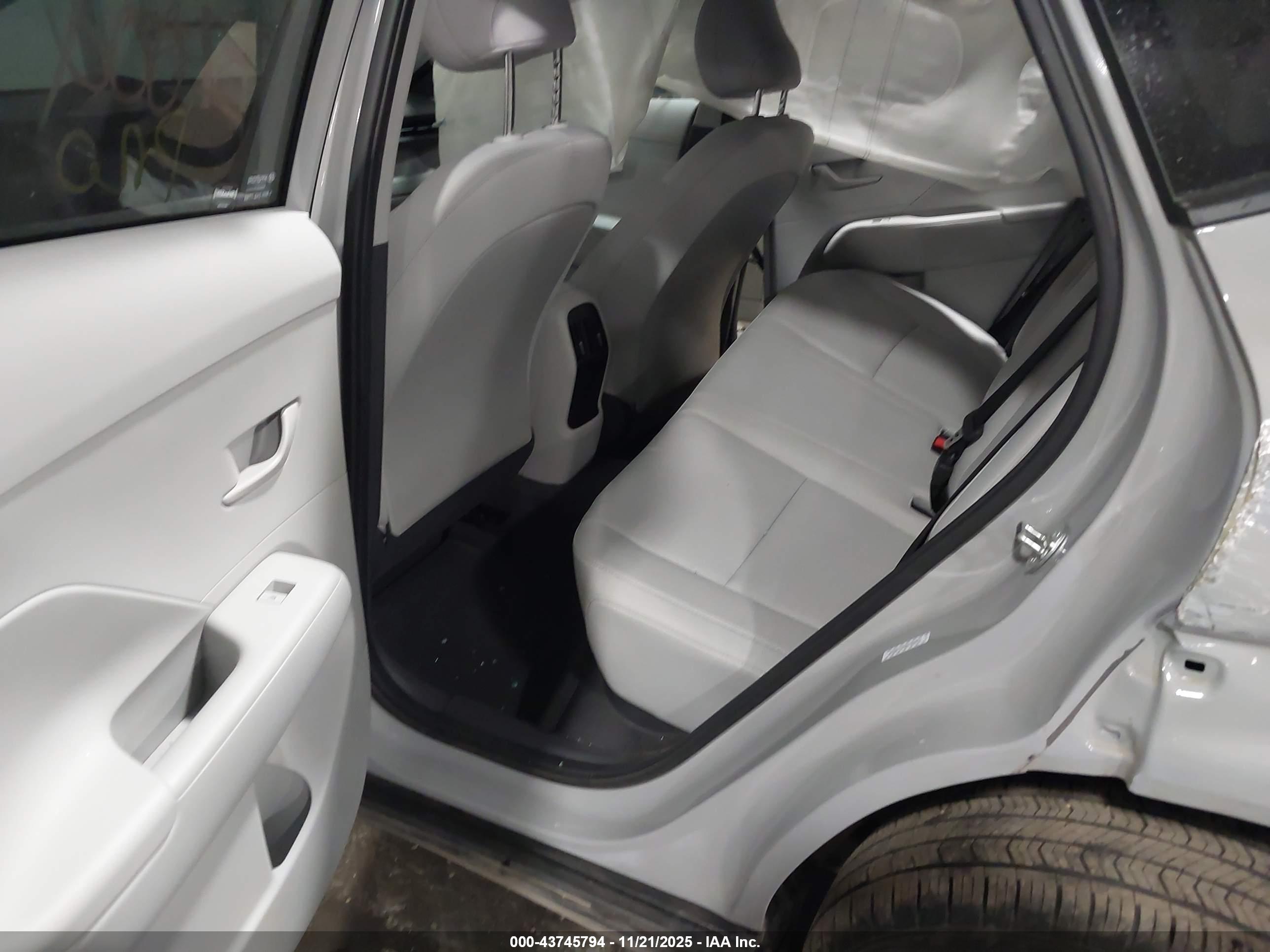 HYUNDAI KONA image 8