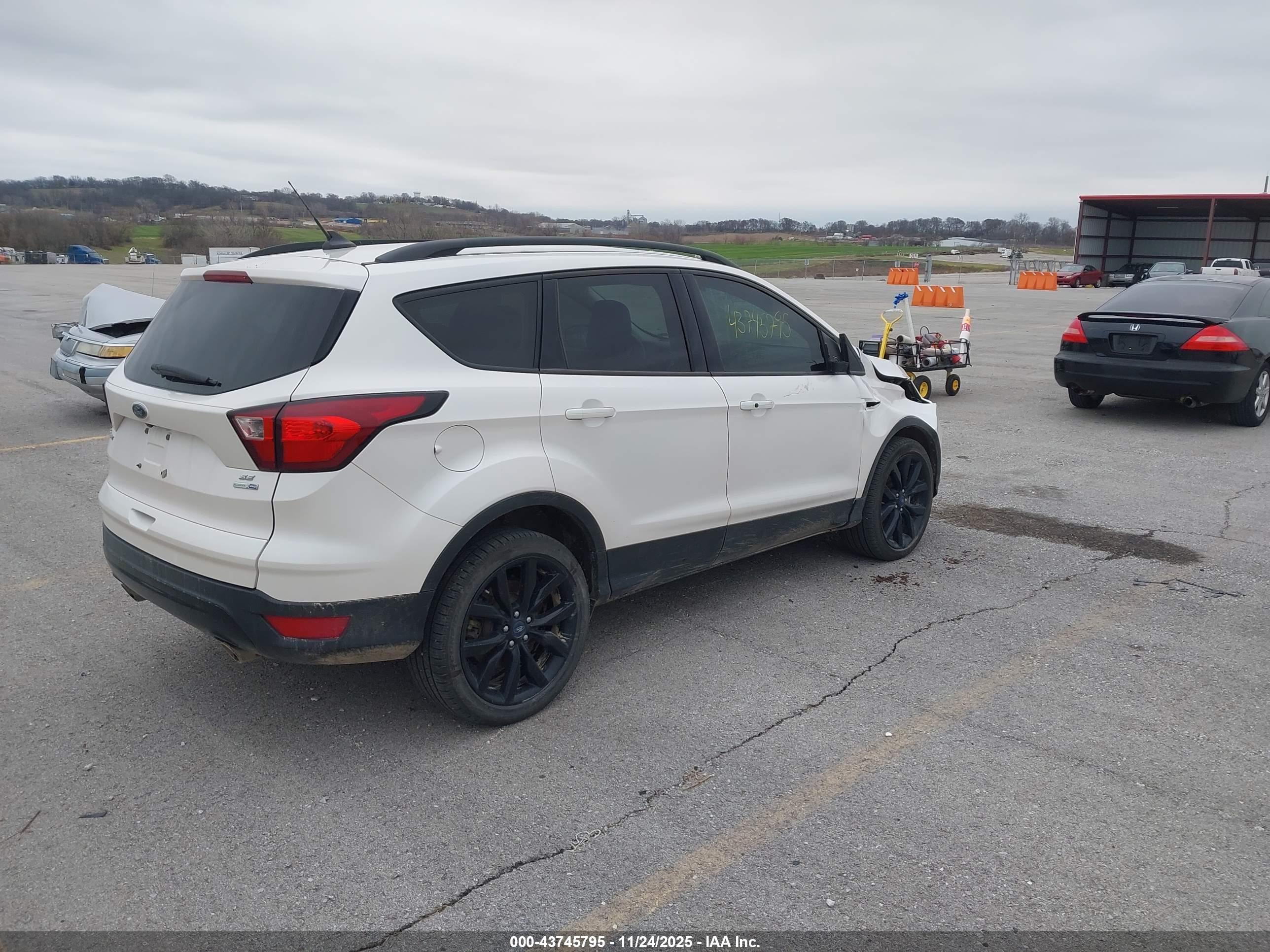 FORD ESCAPE image 4