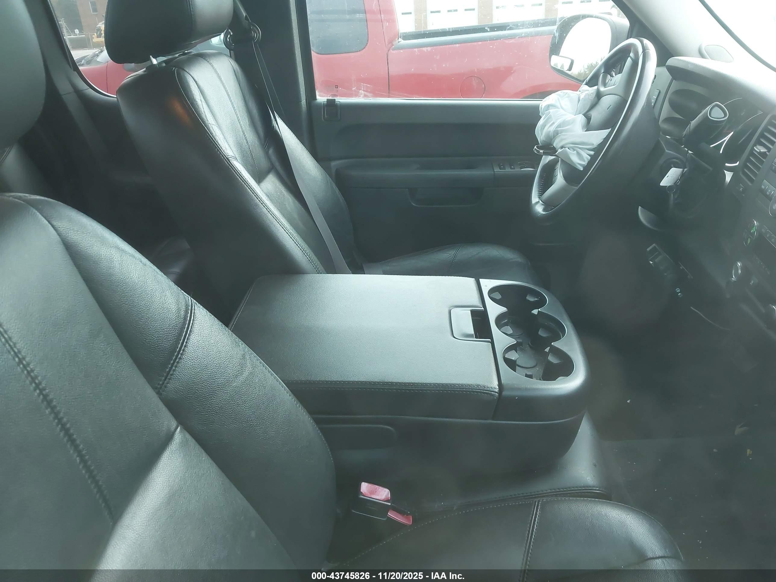 CHEVROLET SILVERADO image 5