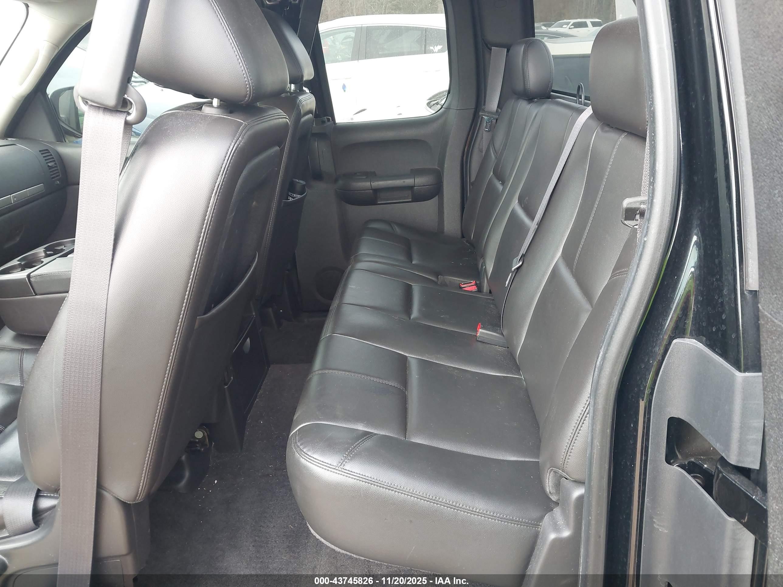 CHEVROLET SILVERADO image 8