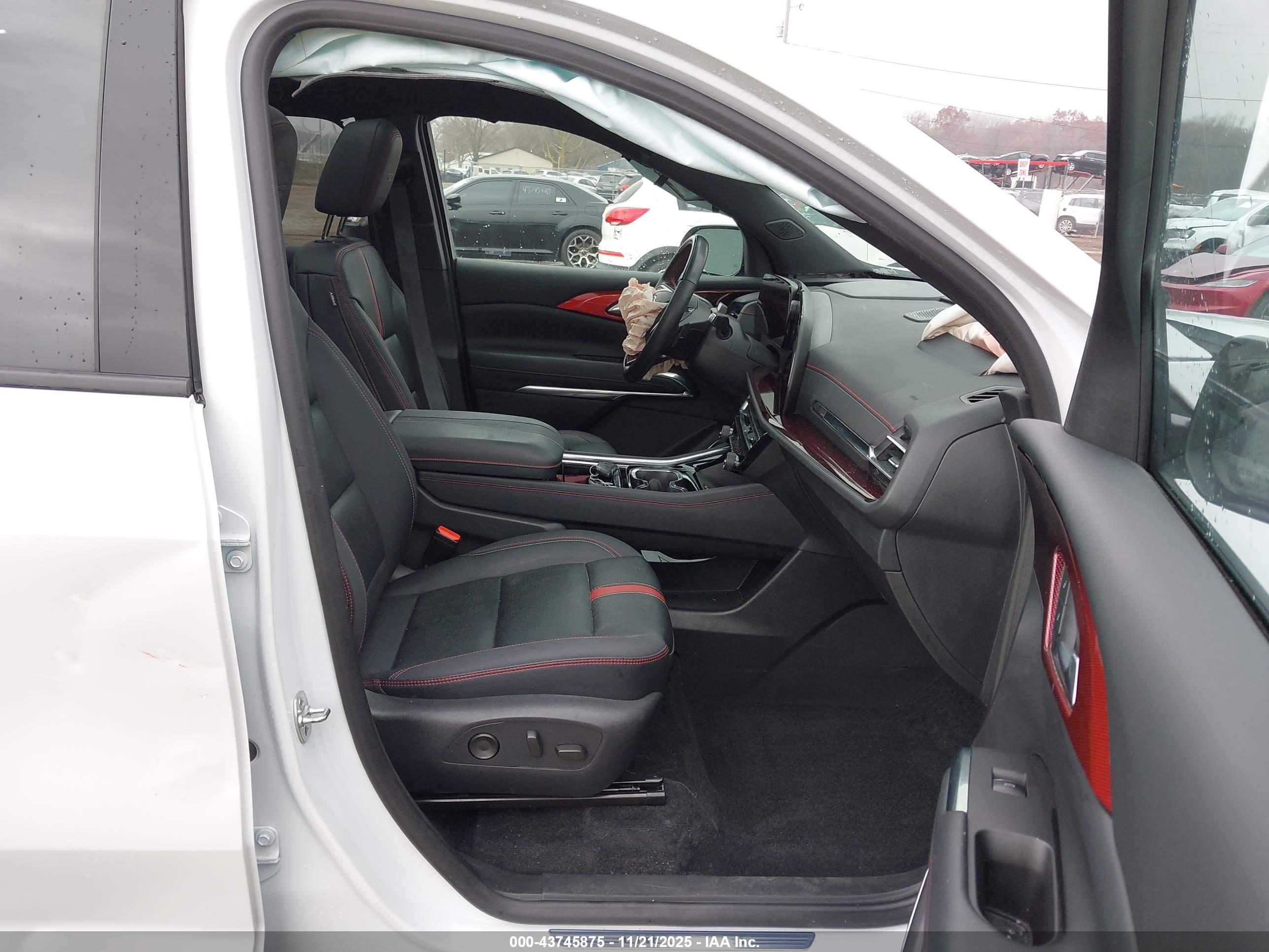 CHEVROLET TRAVERSE image 5
