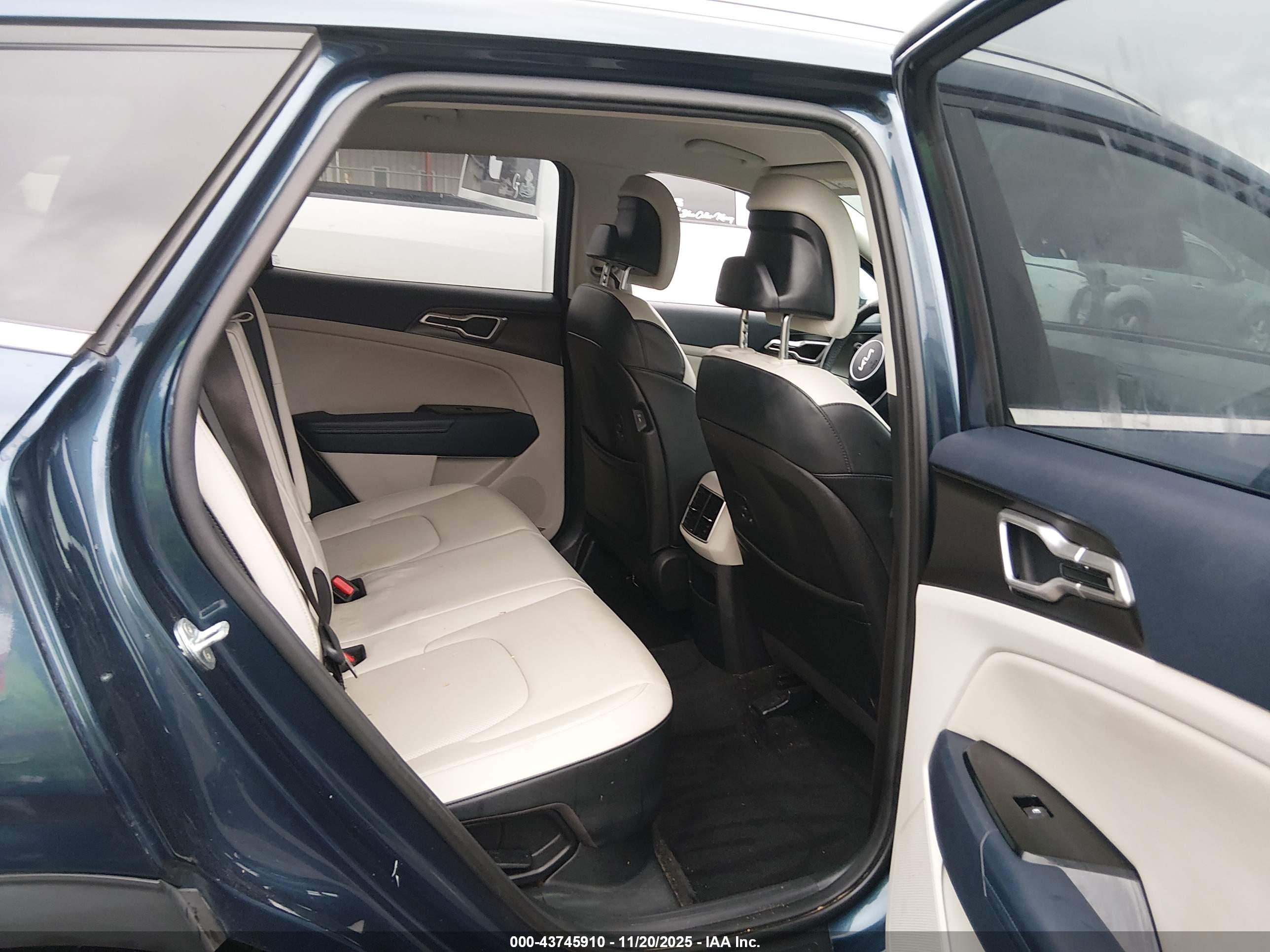 KIA SPORTAGE image 8