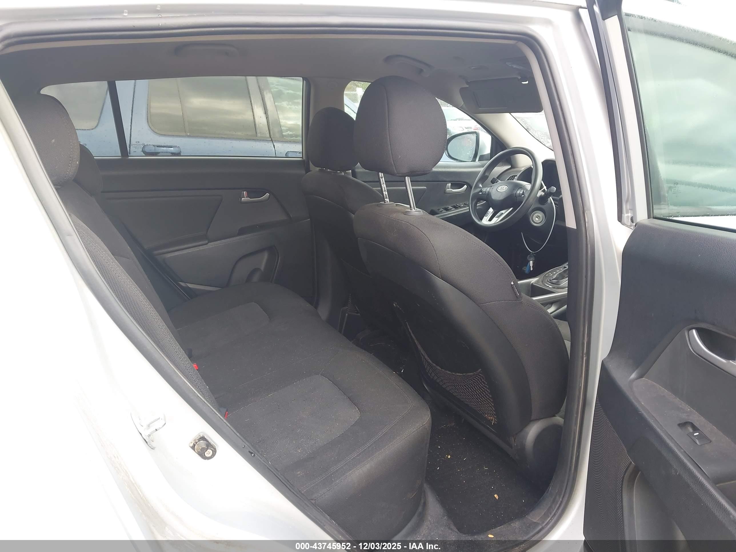 KIA SPORTAGE image 8