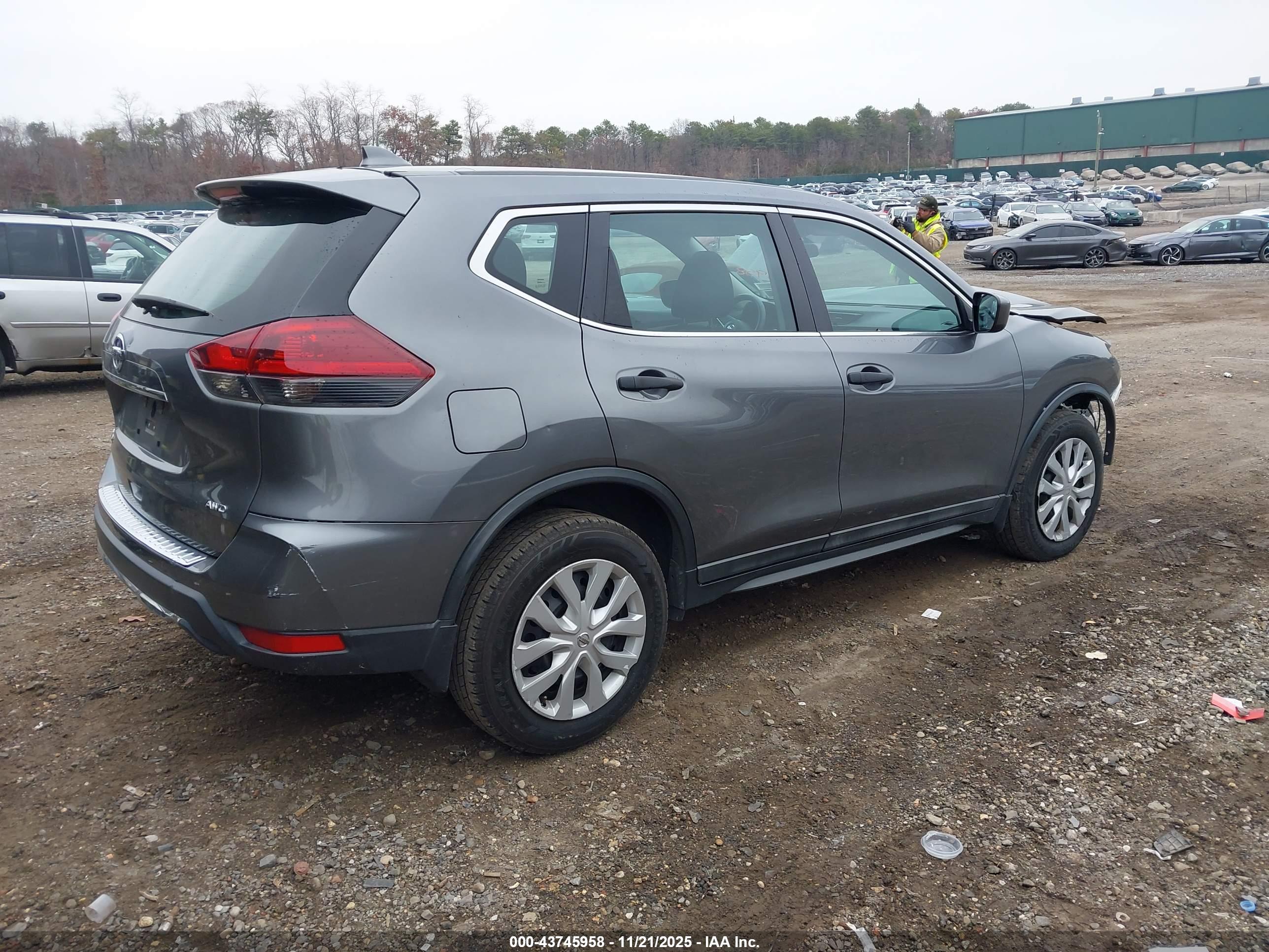 NISSAN ROGUE image 4