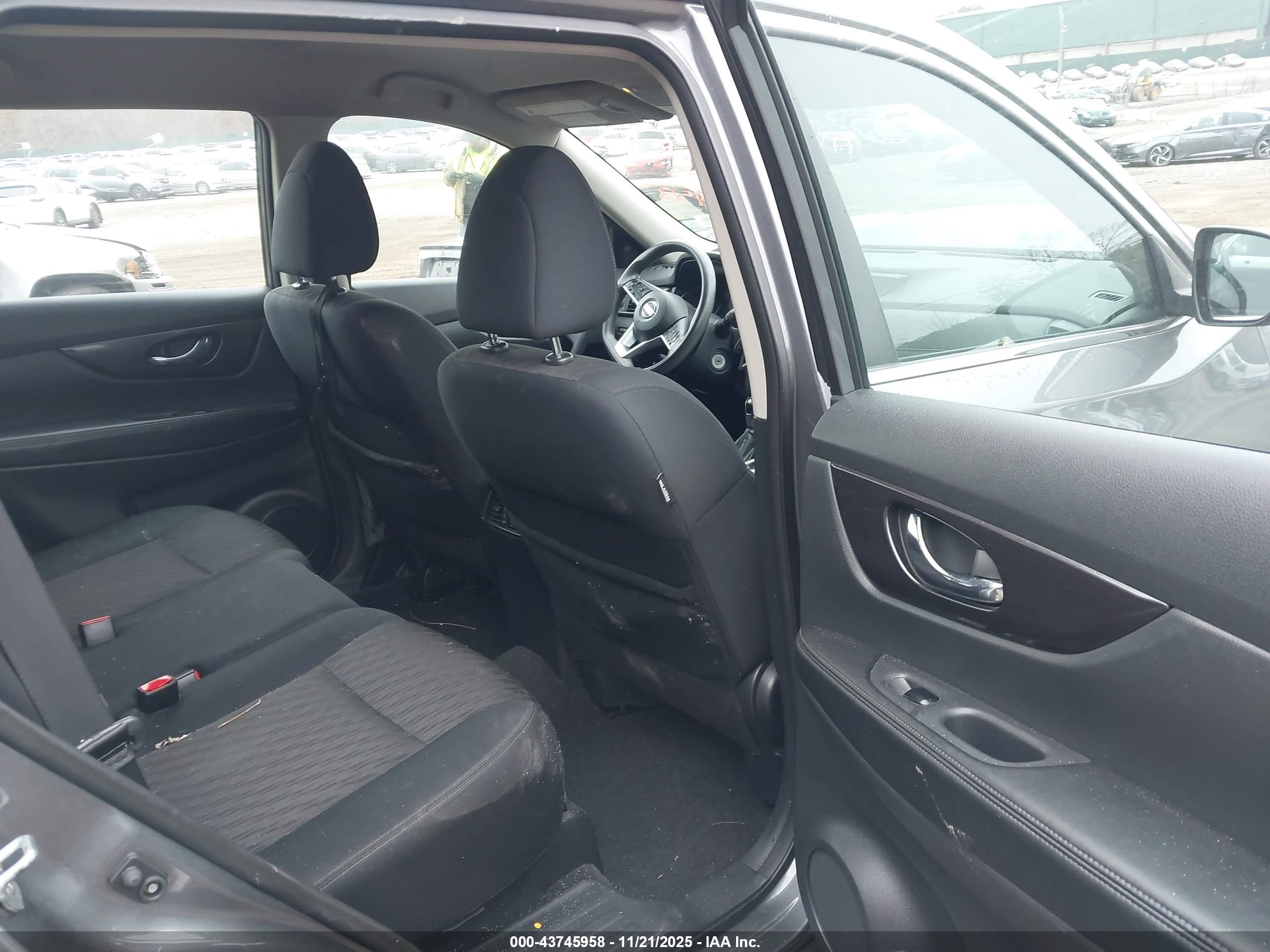 NISSAN ROGUE image 8