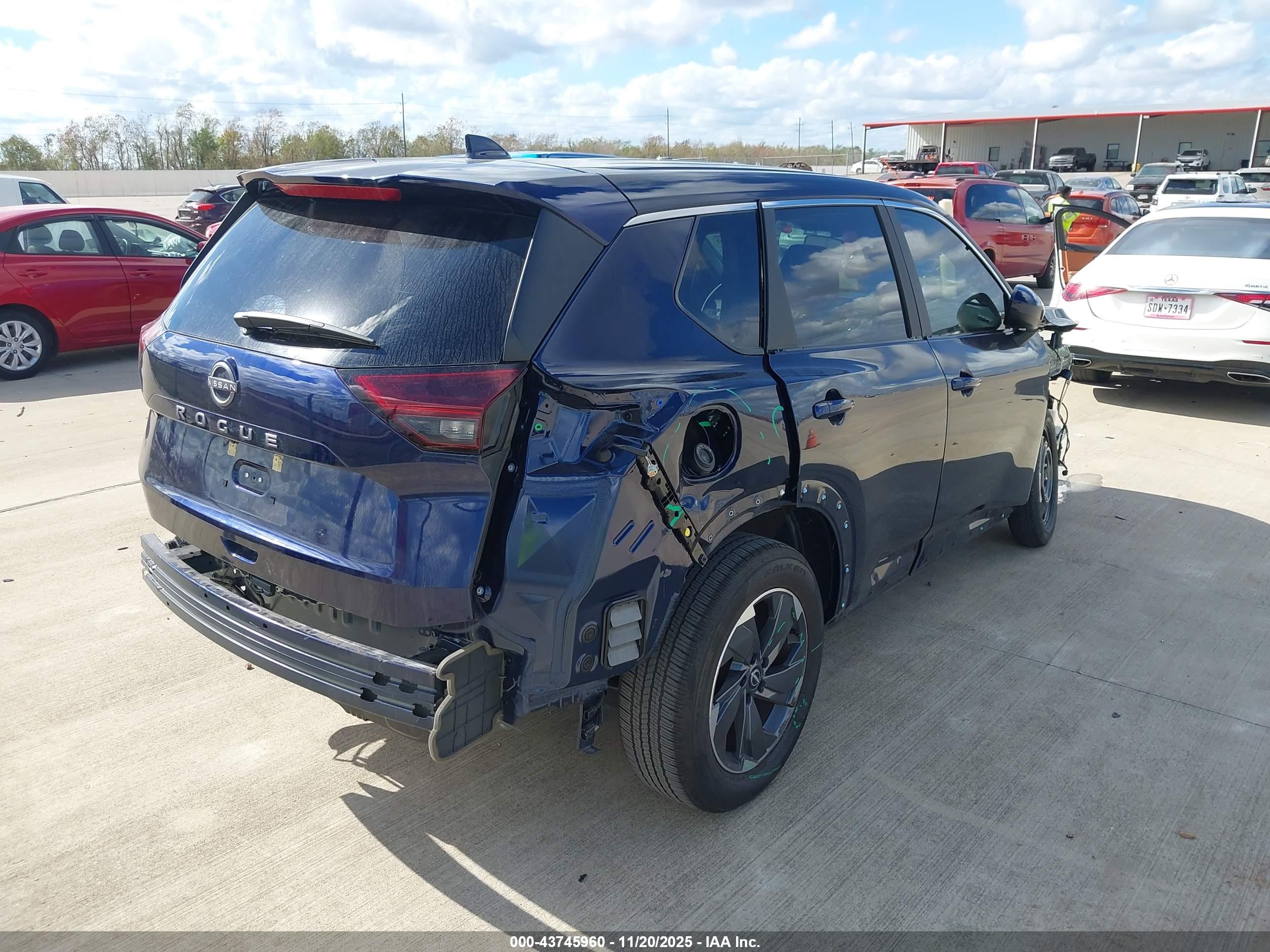 NISSAN ROGUE image 4