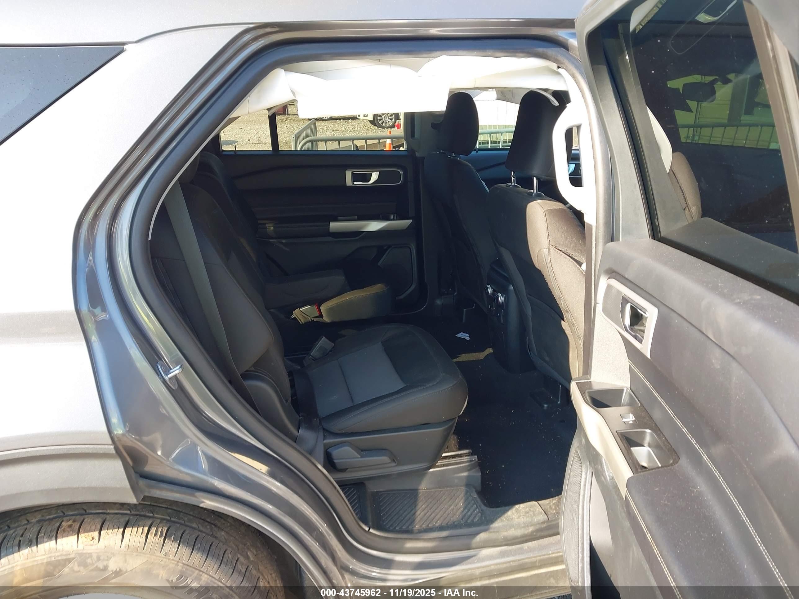 FORD EXPLORER image 8