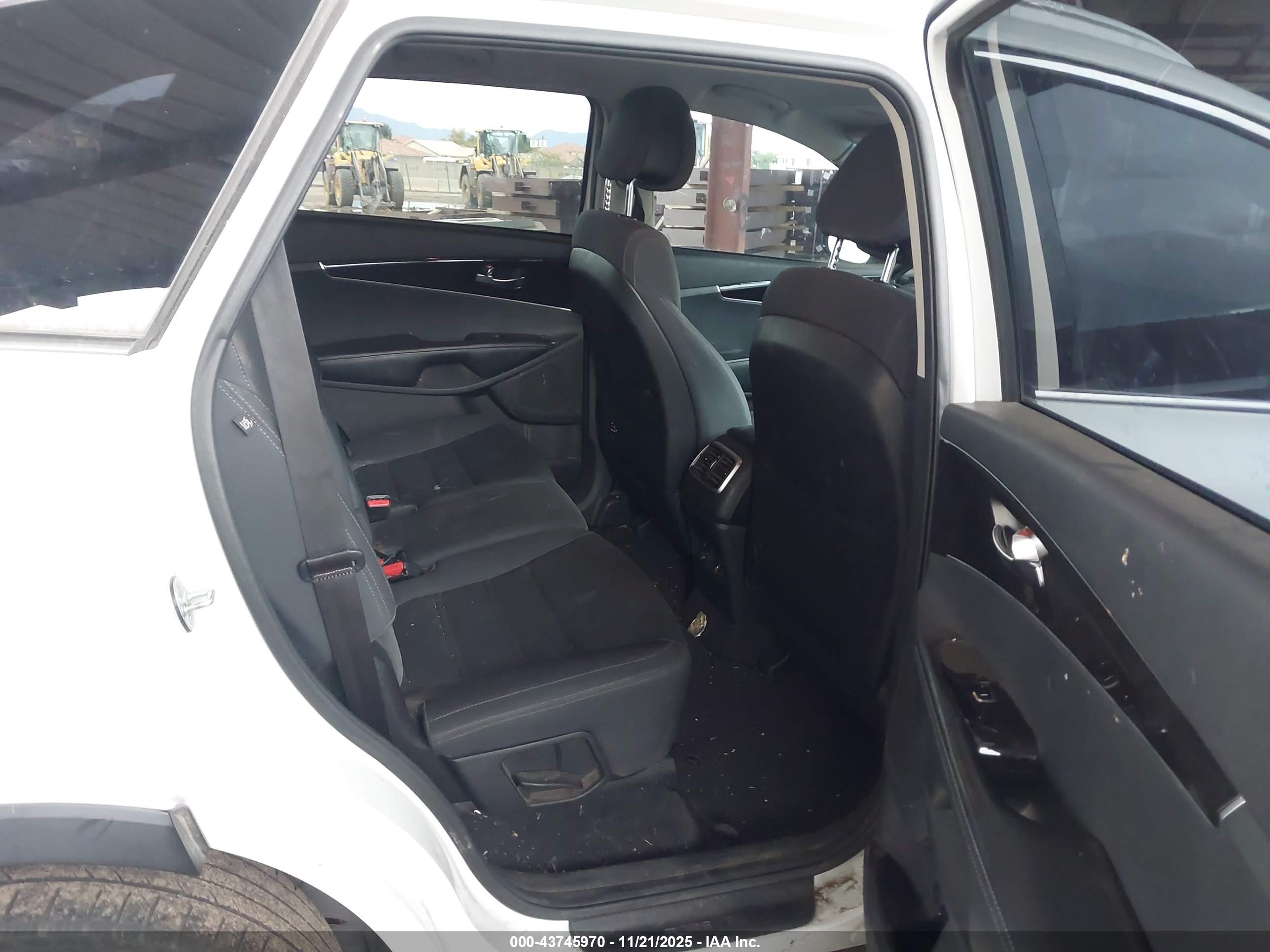 KIA SORENTO image 8