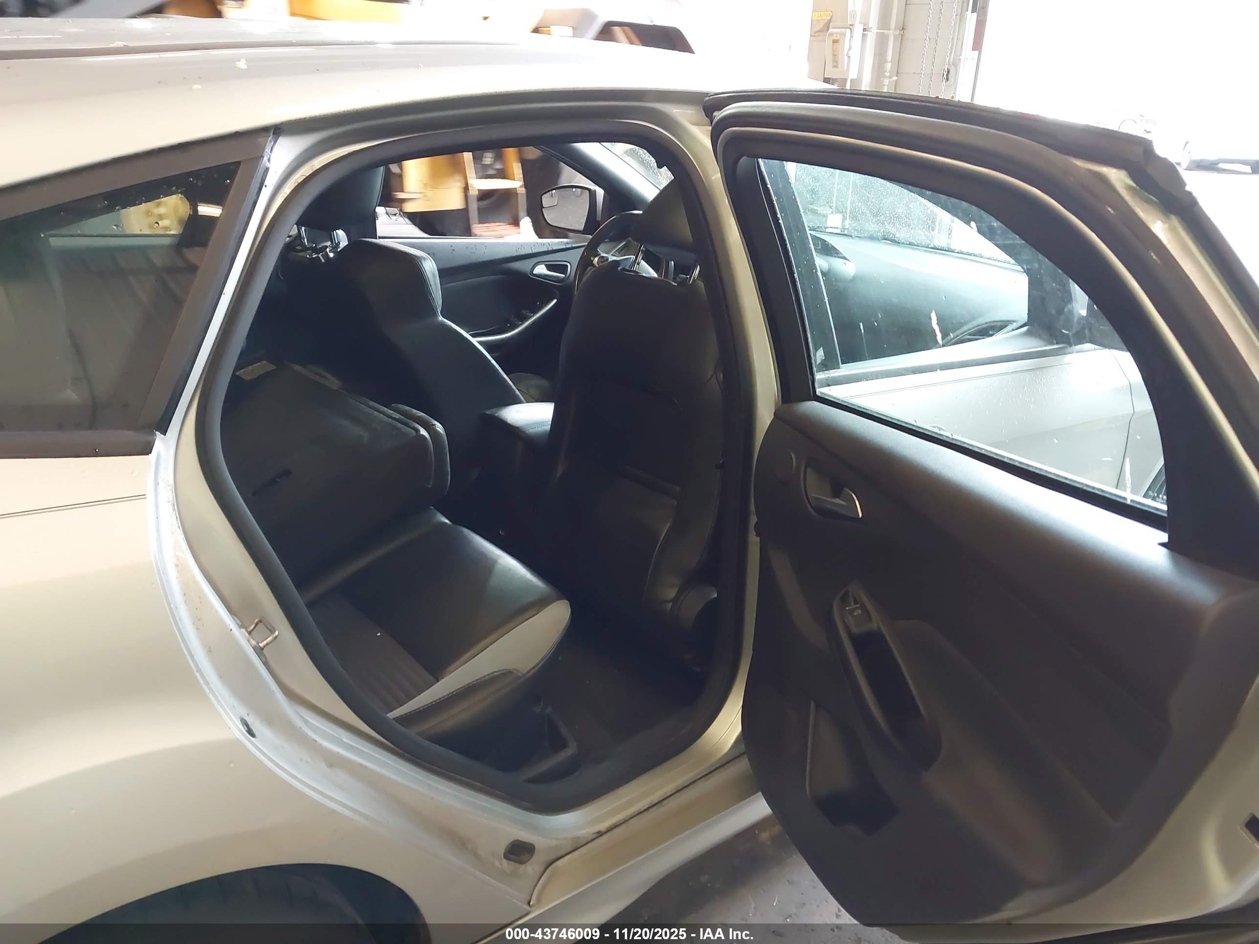 FORD FOCUS image 8