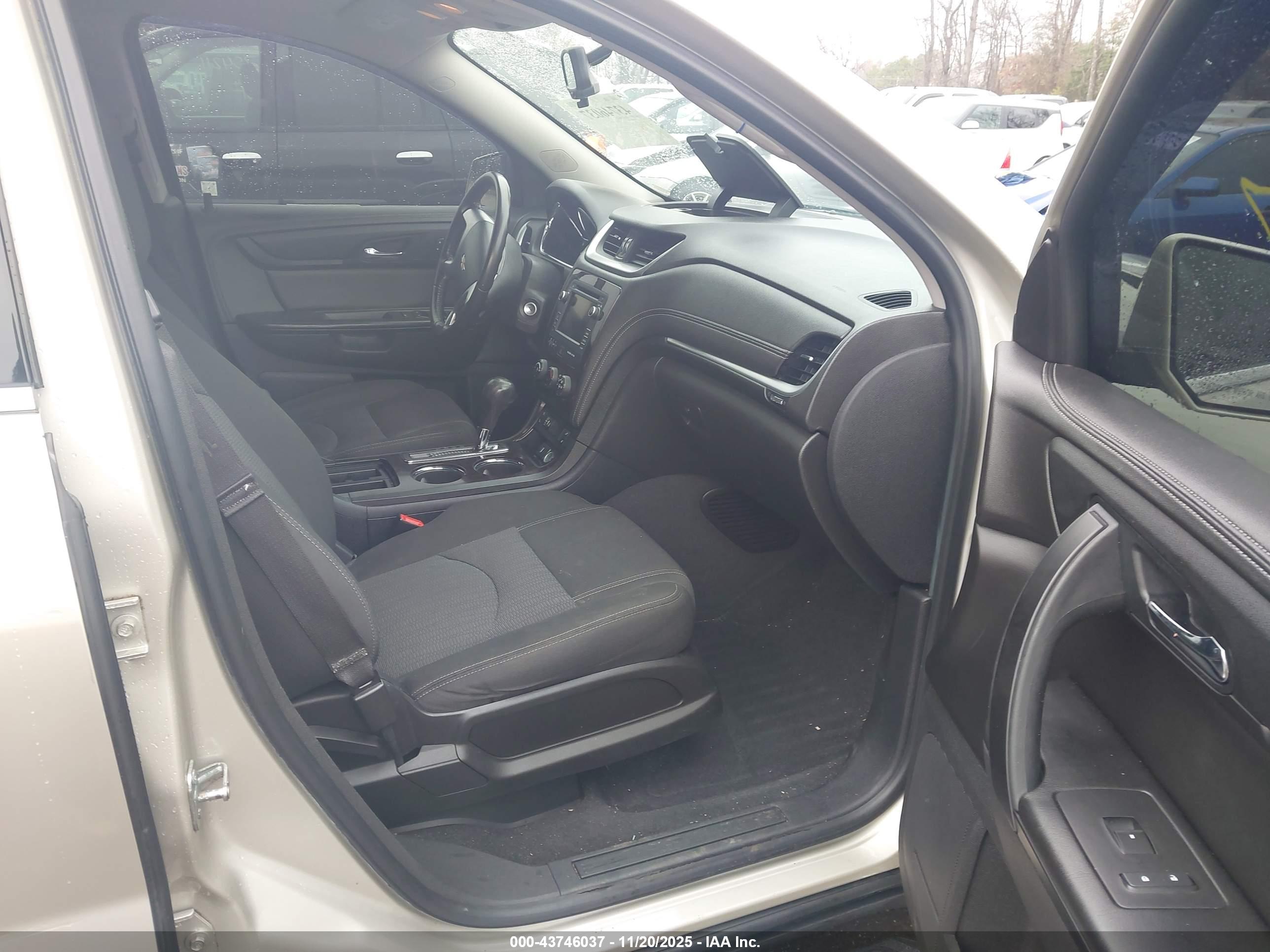 CHEVROLET TRAVERSE image 5