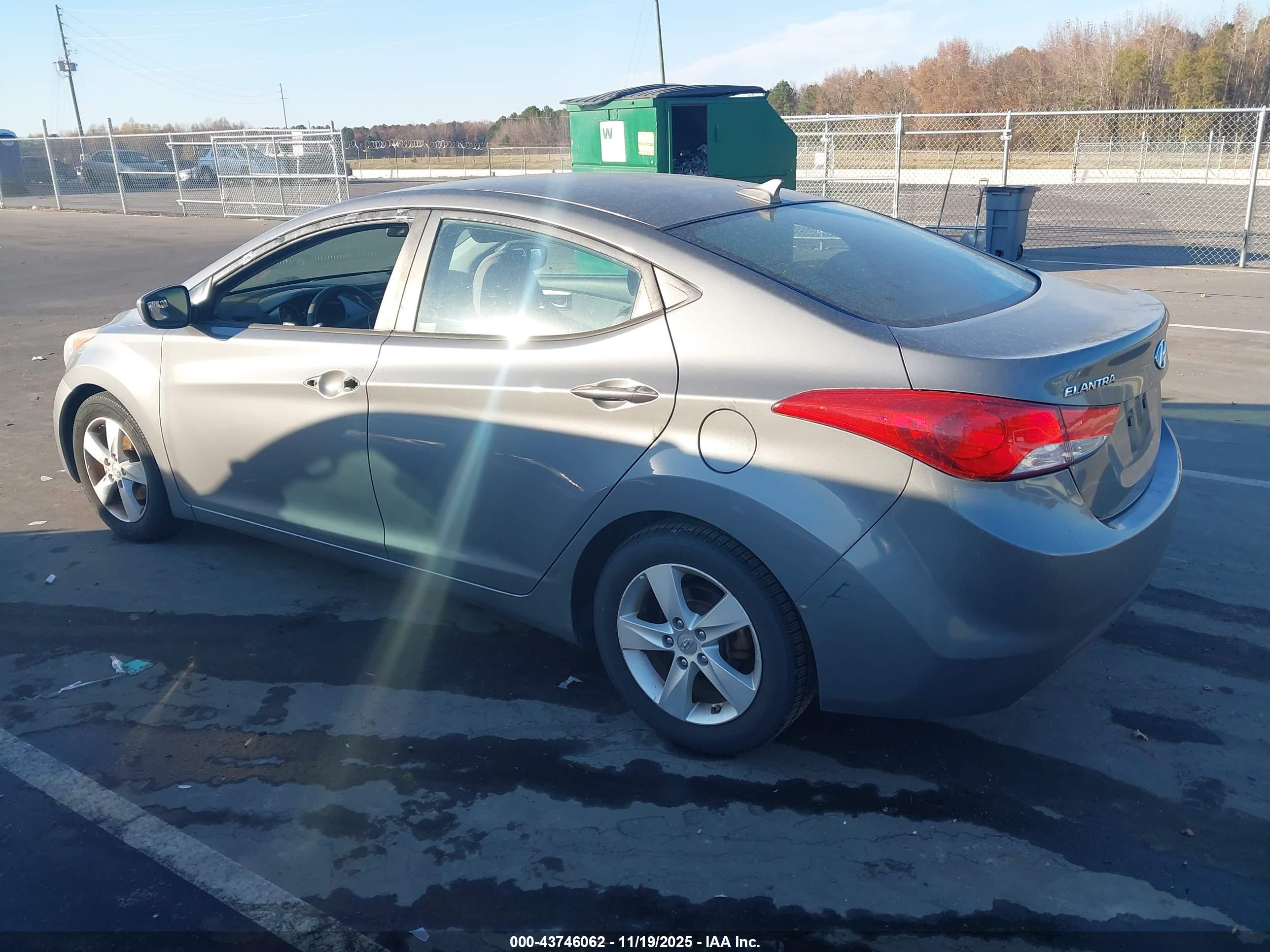 HYUNDAI ELANTRA image 3