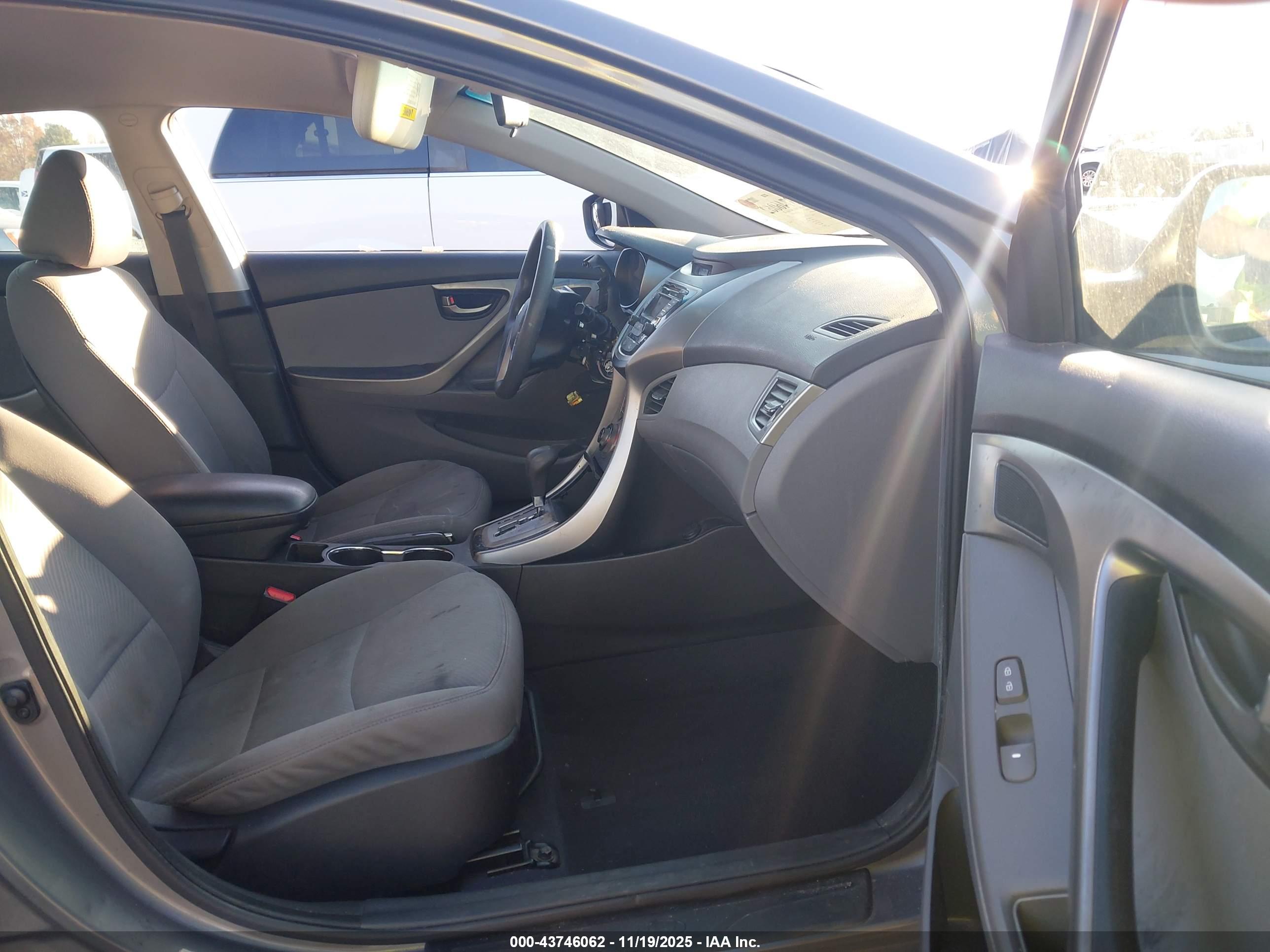 HYUNDAI ELANTRA image 5