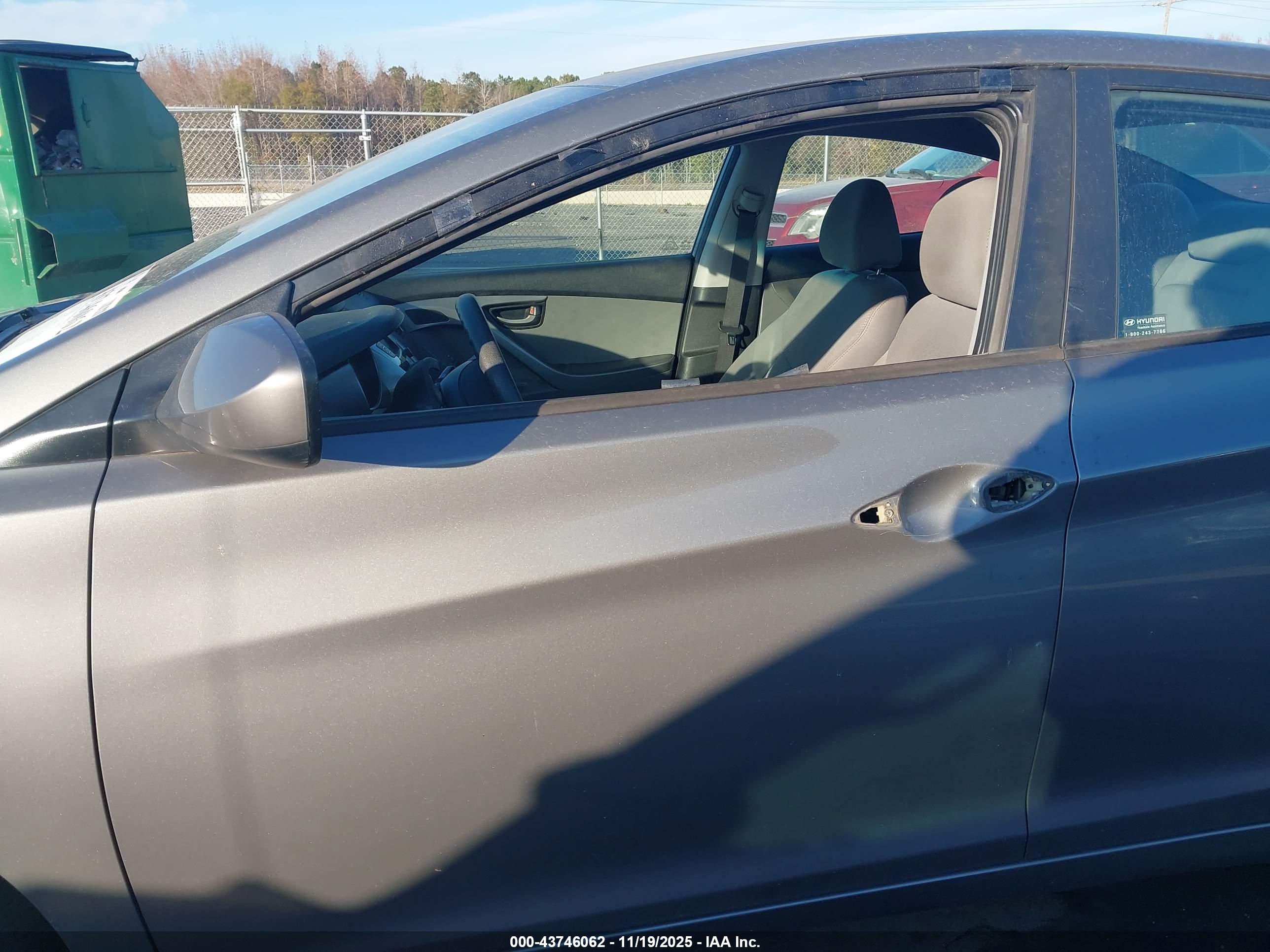 HYUNDAI ELANTRA image 6
